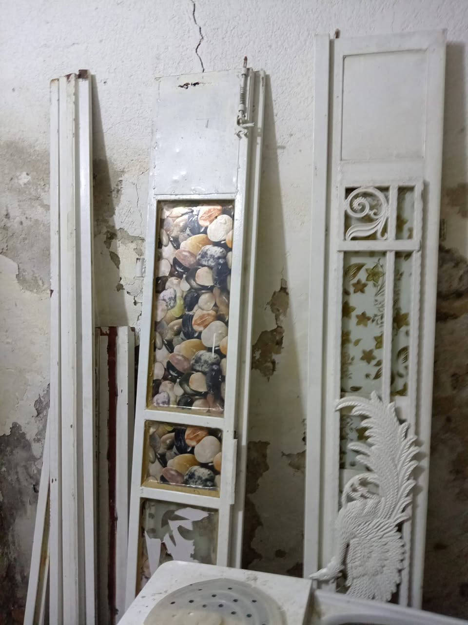 للبيع غسالة/ ديوان/باب خشب طلاقة وربع/بابين حديد طلاق وربع مع جرباية خشب / باقي التفاصيل على الخاص  البيبلن بدون جراجيب واريد يتصل انبي حاضر ***********
