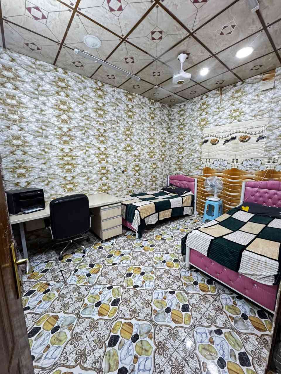 بيت خلفي للبيع ١٠٠ متر طابقين نضيف جدا بالشهداء على ساحه بداية شارع ابو قيصر من جهة السريع  استقبال وصاله وثلاث غرف ومطبخ وصحيات فوك وجوه السعر ٨٥ مليون للاستفسار ***********
