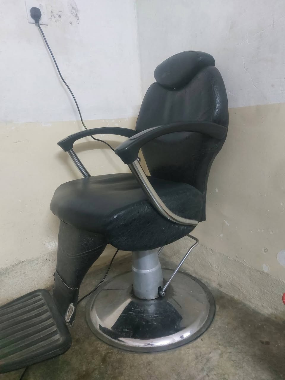 السلام عليكم كرسي نضيف الليبع الي يريده يتفضل خاص وتدلل رقم الهاتف  ***********
