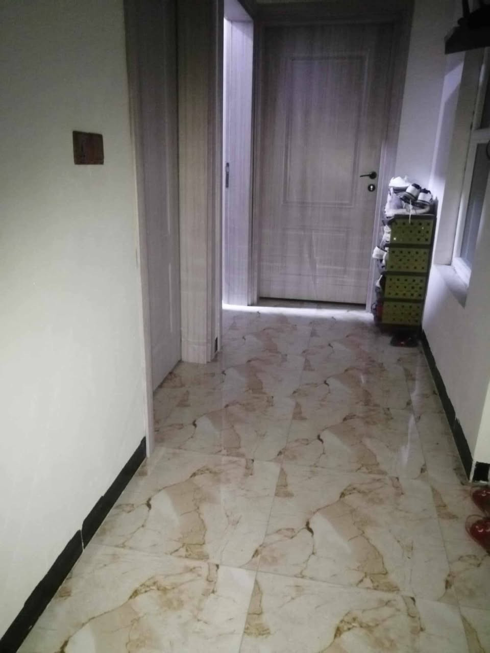 بيت خلف دانيا ماركت حي نور مساحه 87 متر واجه 8 طابقين وبيتونه بناء حديث لتواصل ***********
