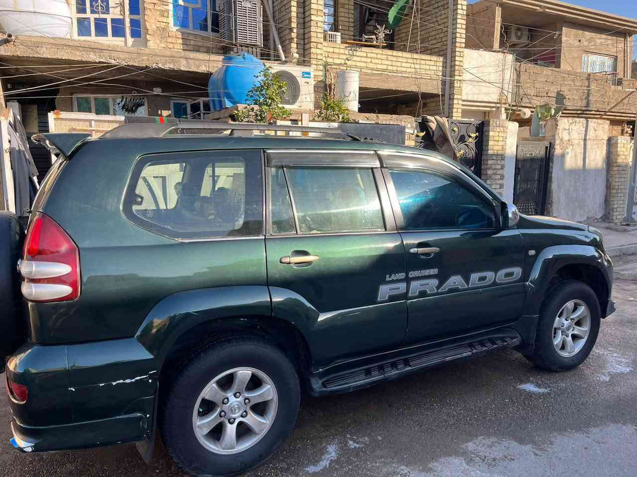 للبيع: تويوتا لاندكروزر برادو (Prado) 🇯🇵
المواصفات والتفاصيل:

نوع السيارة: تويوتا برادو (الجيل الثالث الشهير بمتانته).
الموديل: 2003  (محدثة 2007).
اللون: زيتي ملكي (شبه غامق).
الحالة الخارجية: مظهر محدث مع إضافات جمالية (لحية أمامية LED، سبويلر خلفي، زوائد "تنفيخ" جانبية).

المميزات:
دفع رباعي 4x4 شغال وجاهز للصعاب.
غرفة داخلية نظيفة (كراسي جلد بيج).
إطارات (ويلات) بلادية نظيفة.
ملصقات Prado الجانبية وغطاء إطار احتياطي بتصميم حديث.
تبريد ثلج وجاهزية تامة من الناحية الميكانيكية.
السعر والمعلومات:
السعر: 120 ورقة (12,000 دولار) وبيها مجال للطيبين للشراي.
الموقع: بغداد - الزعفرانية.
للتواصل والاستفسار: ***********
