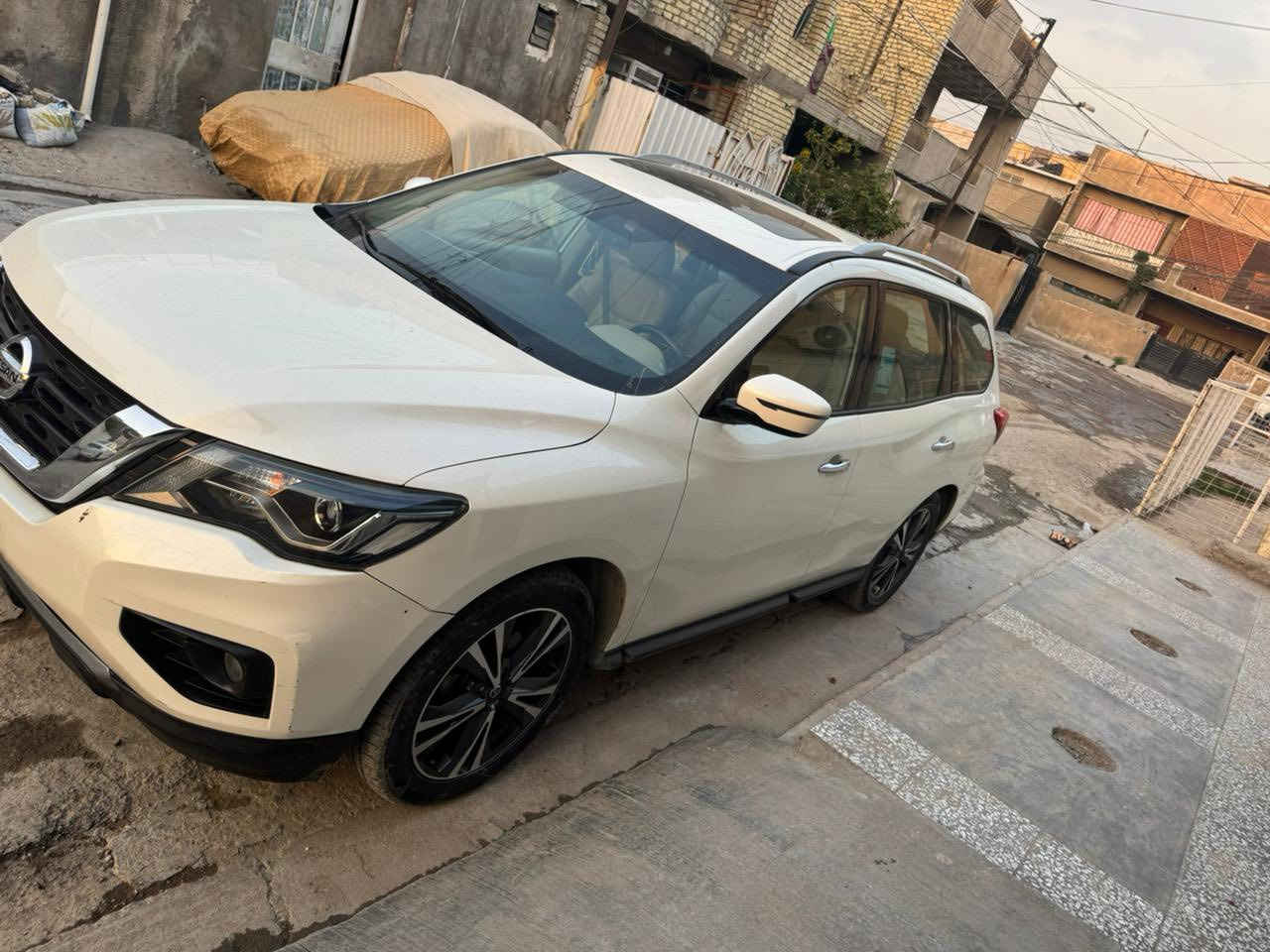 السلام عليكم 
اخوان عندي باثفيندر موديل ٢٠٢٠ السيارة خليجية وماشية ٥٥ الف كيلو تخم تاير نضيف صدر جديد بانوراما كشنات كهرباء داخل جلد السيارة بيها باب خلفي ايمن مبدل وباب امامي ايمن بس صبغ بيها ملاحظات بسيطة بالكشر اكرر السيارة خليجية وعلى أيدي  من هي زيرو ورقم بغداد مرتب تخم ويل كب السيارة سعرها ١٧٥٠٠ يعني ١٧٥ ورقةومكانها بغداد الجديدة او الكرادة رقم الهاتف ***********
