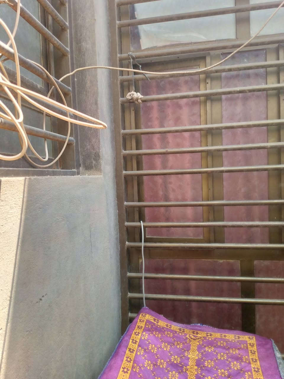 سلام عليكم بيت للبيع مساحه 100 متر طابو صرف  العنوان ديوانيه الاكاديميه حي الشرطه يتكون غرفه وصاله براني صيحيات على منور وصحيات خارجيه عالي عن الشارع الاتصال على الرقم او واتساب ***********
