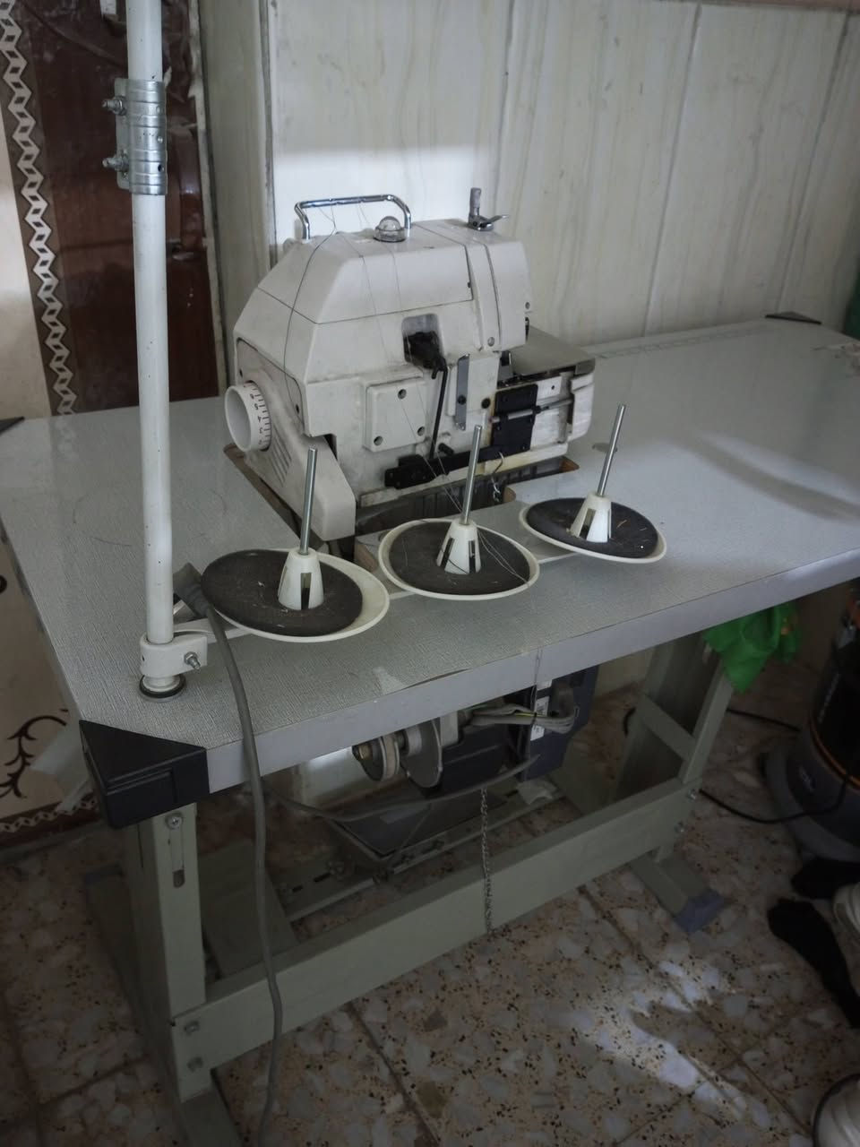 مكينه أوڤر 5خيوط صناعيه للبيع السعر  350 بيها مجال للشراي الاتصال ***********
