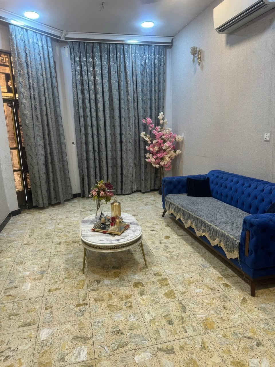 السلام عليكم ورحمة الله وبركاته
بيت للبيع زراعي سند 25 
المساحه /115
الواجه / 6
النزال/ 20
سنه البناء / 2022
عدد غرف النوم /3 وحده جوه وثنين فوك 
العنوان البلديات ضياء الحلفي شارع البانزين خانه ثالث فرع على اليمين  المربع الذهبي 
سعر / 185 مليون 

الهاتف/ ***********
