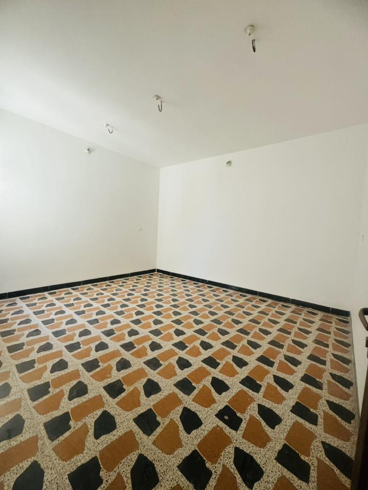 بيت للايجارغرفتين نوم وصاله واستقبال ومطبخ وحمامات 2وطارمة كبيرة وسطح كبير .حي الفارس شارع حسينية الامام الحسن غير موجودين عالفيس للاتصال***********
