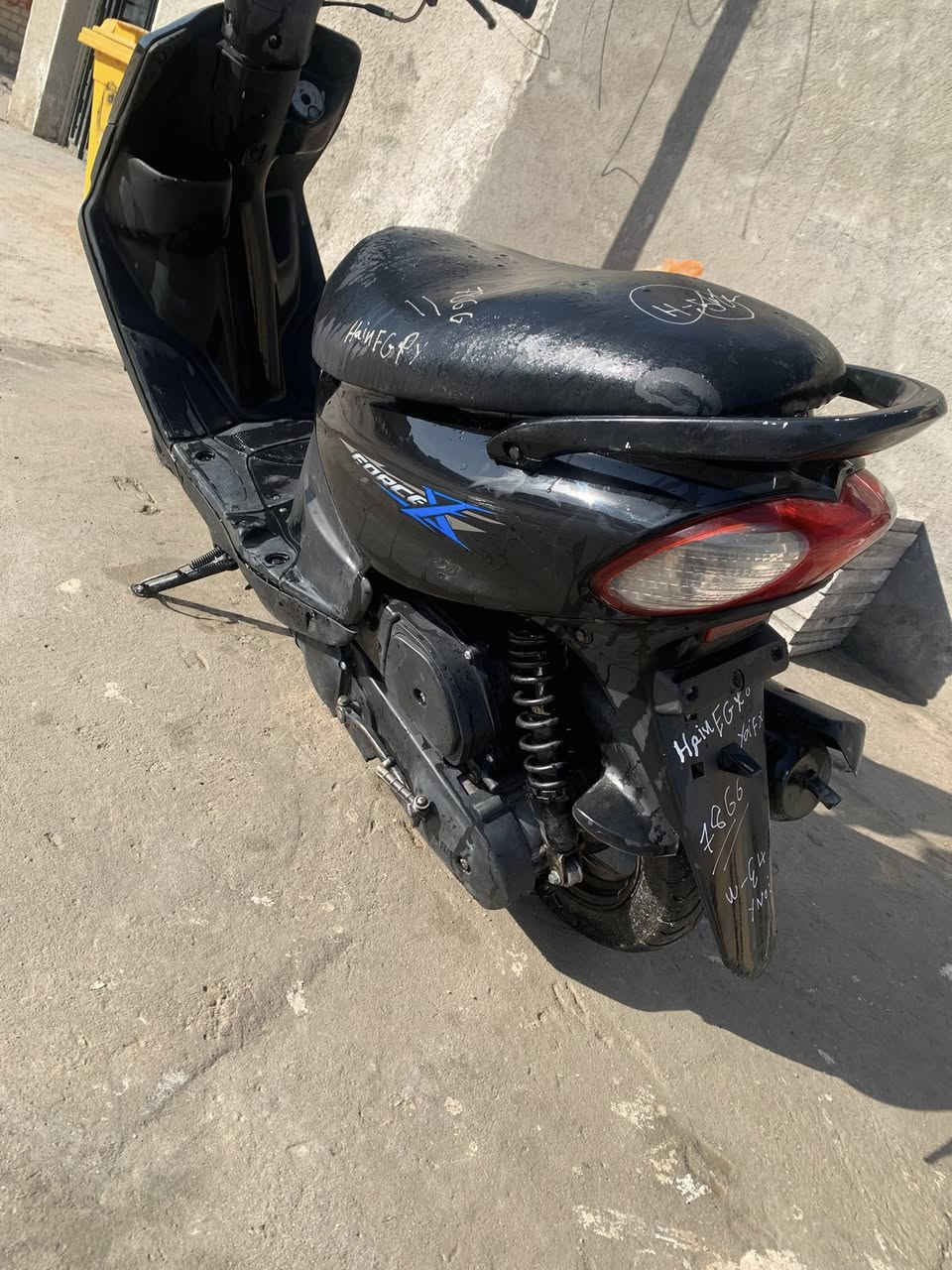 السلام عليكم دراجه قجمه نضيفه مكينه ما مفتوحه بس كفرات مو اصليه دراجه نضيفه مكان بغداد مديند الصدر سعر 550و بيه مجال واتساب ***********
