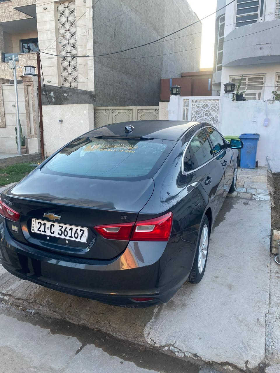 السلام عليكم ماليبو 2018  LT      السياره كلش حلو وجاهزه من كلشي جلد خمسه بصمه محرك جيد كير جدير  حداديه جديه شاشه كار بلي ملونه وارد كندي بانزين عادي كيجات كيلو متر مو ميل السياره بيه2  قطع  بابين  فقط بدون دواخل تبريد ثلج رقم سليمانيه  بسمي *********** السعر 105. بيه مجال
