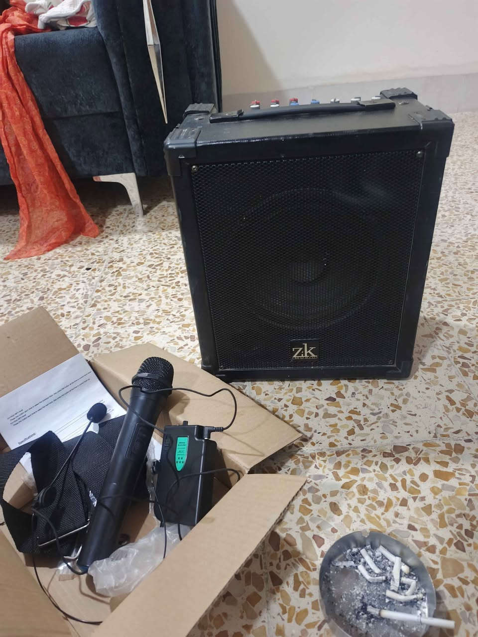 مكبر الصوت ماركة زاك كهرباء وشحن وفلاش ميموري وميكات عدد اثنين واحد باليد وثاني بالياخه  عنوان كركوك حي العسكري رقم *********** كركوك, العراق
