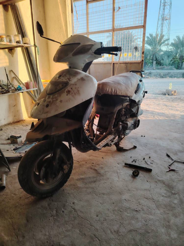 سلام عليكم شباب من رخصة مدير الكروب ساسوكي ياباني دراجة  متروكة مكينة شغالة بس ماتشحن دراجة ابيع هل الموجود كوم حديد ب 175 وبيهة مجال قليل مكاني نجف كوفة ناحية العباسية دراجة سابقن  شغالة بس نتركت  وحالين تشتغل بس ماتشحن شباب ابيع هل الموجود لاتجي تكلي شبية مابيهة تحمل وتروح  كفراتهة موجودة  شراي يتفضل خاص اول يتصل *********** وتوفيق لجميع
