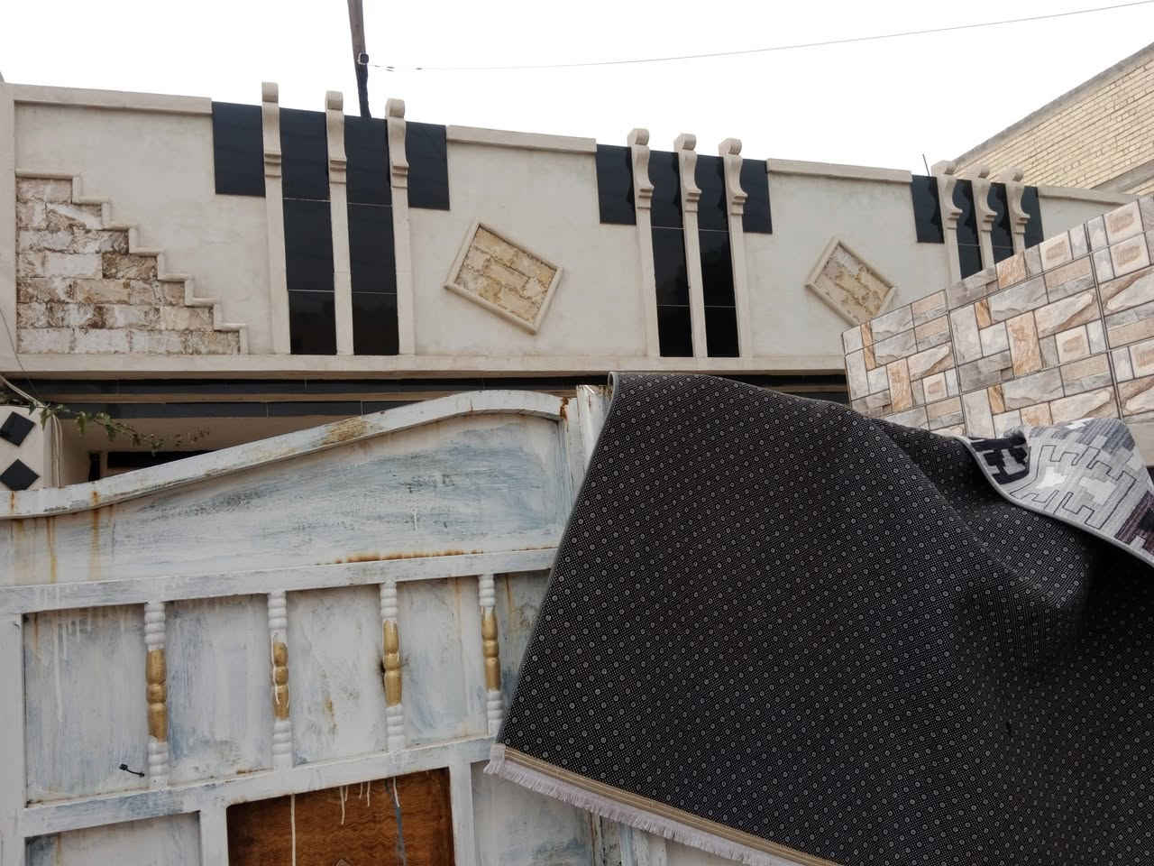 عقار للبيع المساحة 200 متر
المنطقة 12000 قريب على سوق السوداني وشارع 60 
ارضية كاشي 
الجدران للمطبخ والصحيات سيراميك
غرفتين نوم 
واستقبال 6×5
مطبخ 5×5 تقريبا
حولي كبير
حمام عدد 2 داخل وخارج
صحيات عدد2
حديقة كبيرة اضافة الى حديقة خارجية 
كراج كاشي
الدار ترميم جديد  بي غرفتين عكادة والباقي مسلح
السعر 77 وبي مجال بسيط 
للتواصل***********
