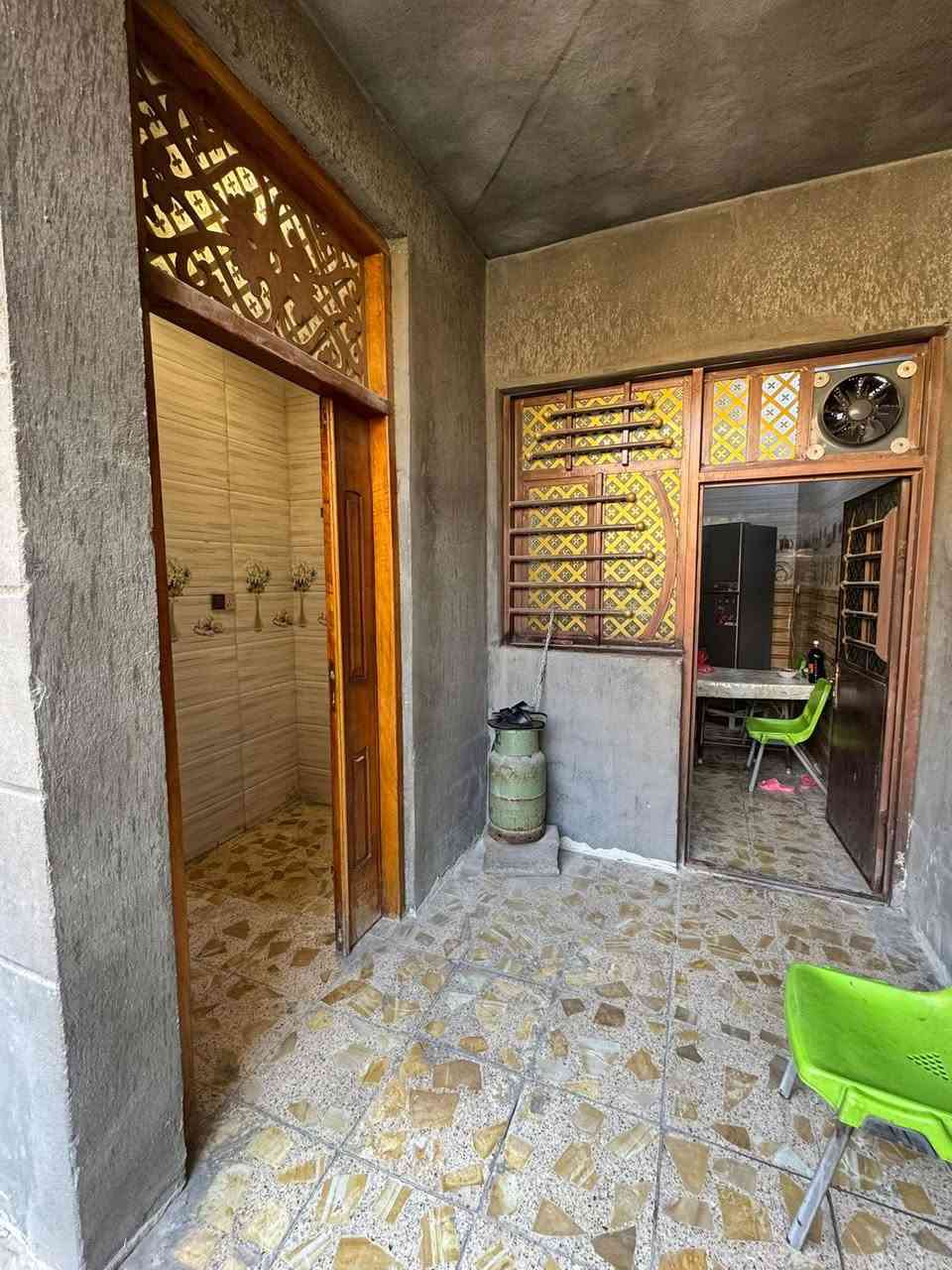 دار للبيع في منطقة الغدير محله 706 
مساحه 144
جبهه 8 
نزال 18
سنة البناء 2019 
استقبال 
غرف نوم عدد ٢
مطبخ عدد ٢
بالكون 
منور سطح عدد٢ 
حمامات عدد ٣كراج واسع
للاستفسار *********** مكتب الرواد للعقار
