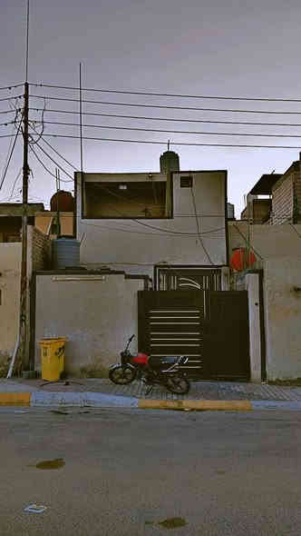 السلام عليكم عقار للبيع القادسيه الشارع العريض قرب الزراعة مساحة 115متر يحتوي على غرفتين غرفه ارضيه وغرفه  سطحيه طابق ونص مطبخ حار بارد صاله كبيرة واستقبال وثلاث حمامات
استفسار ‏‪***********‬‏ طابو صرف
