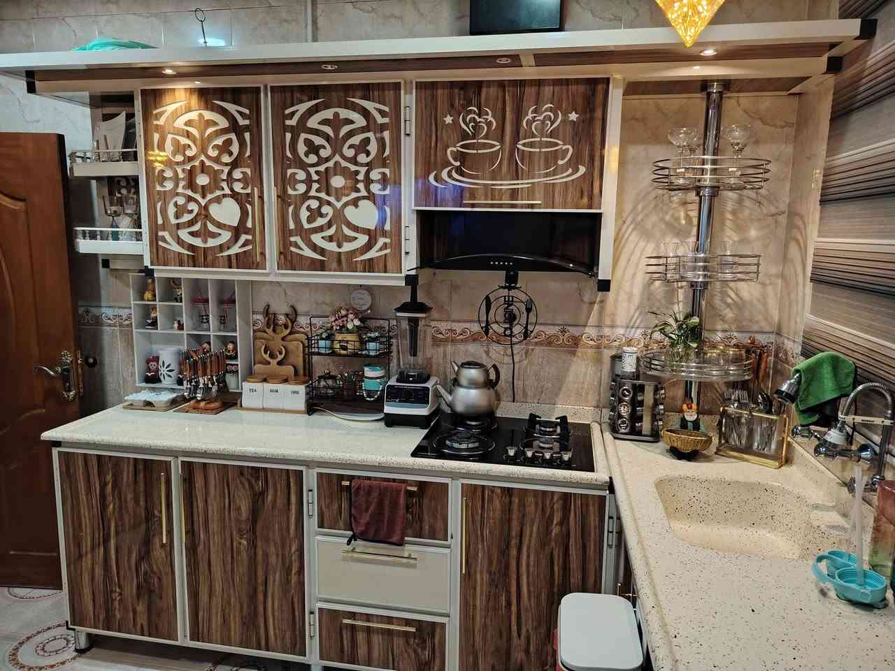السلام عليكم كاونتر تفصال درجه اولى نضافه ٩٥٪ السنك متر ونص والكاونتر مترين كام مع السله والطباخ والراشحه للتواصل ***********
