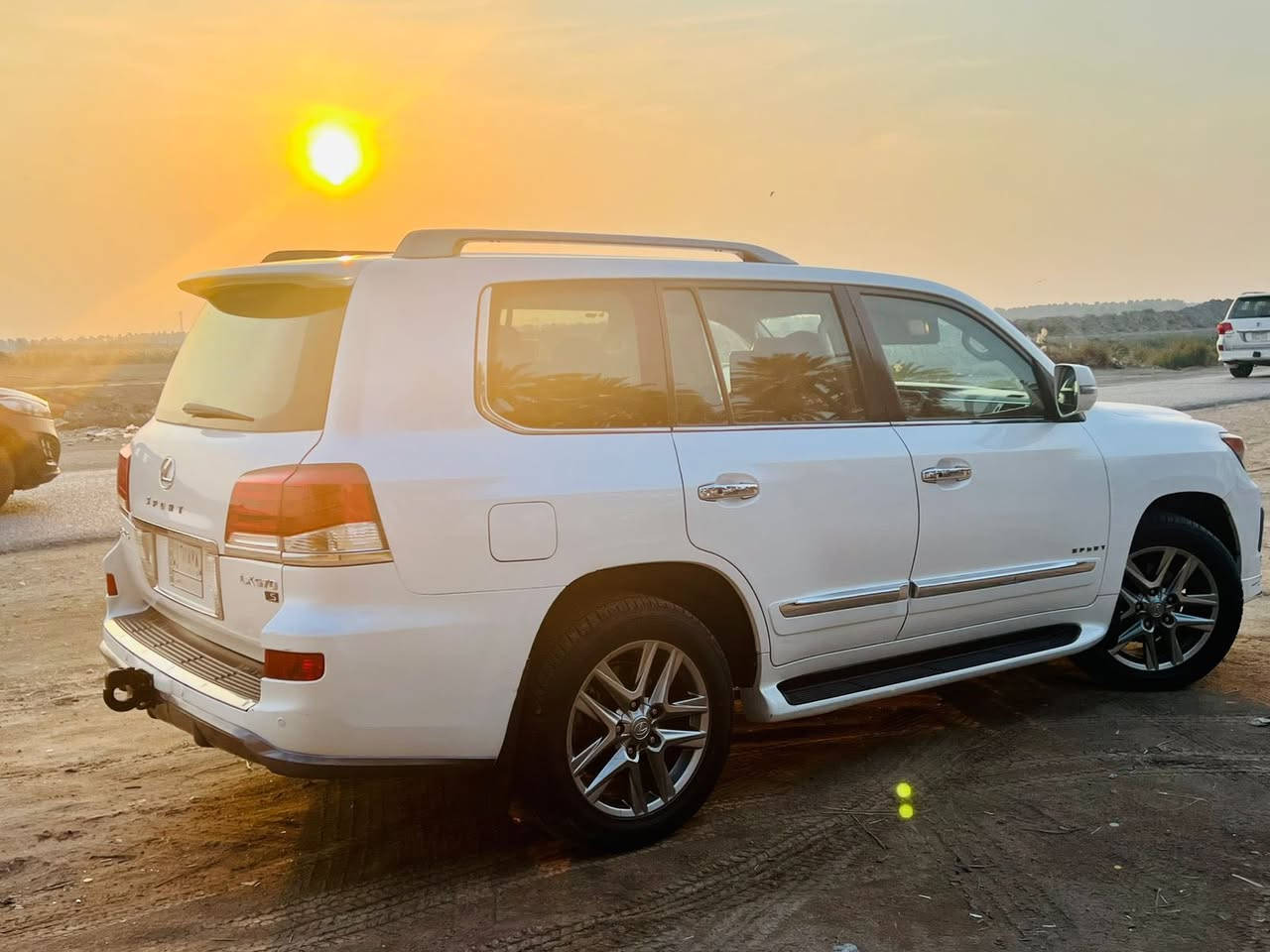 سلام عليكم 
 
لكزز 2013 بريم اصل سبورت 

المواصفات 
جكات 
شاشه 
4كامرات
كشن ذاكره 
تدفئه تبريد كشنات 
رادار امامي سياقه ذاتيه
تشغيل عن بعد
كشنات كلهن كهرباء
لايت زنون
جنطه كهرباء
هوك
فتحه 
مري قلاب +شفط
السياره  كفاله عامة من صبغ وتبديل 
تخم تاير جديد دلوب 
مكينه وكير كفاله
رقم بغداد
رقم صاحب السياره 
***********
