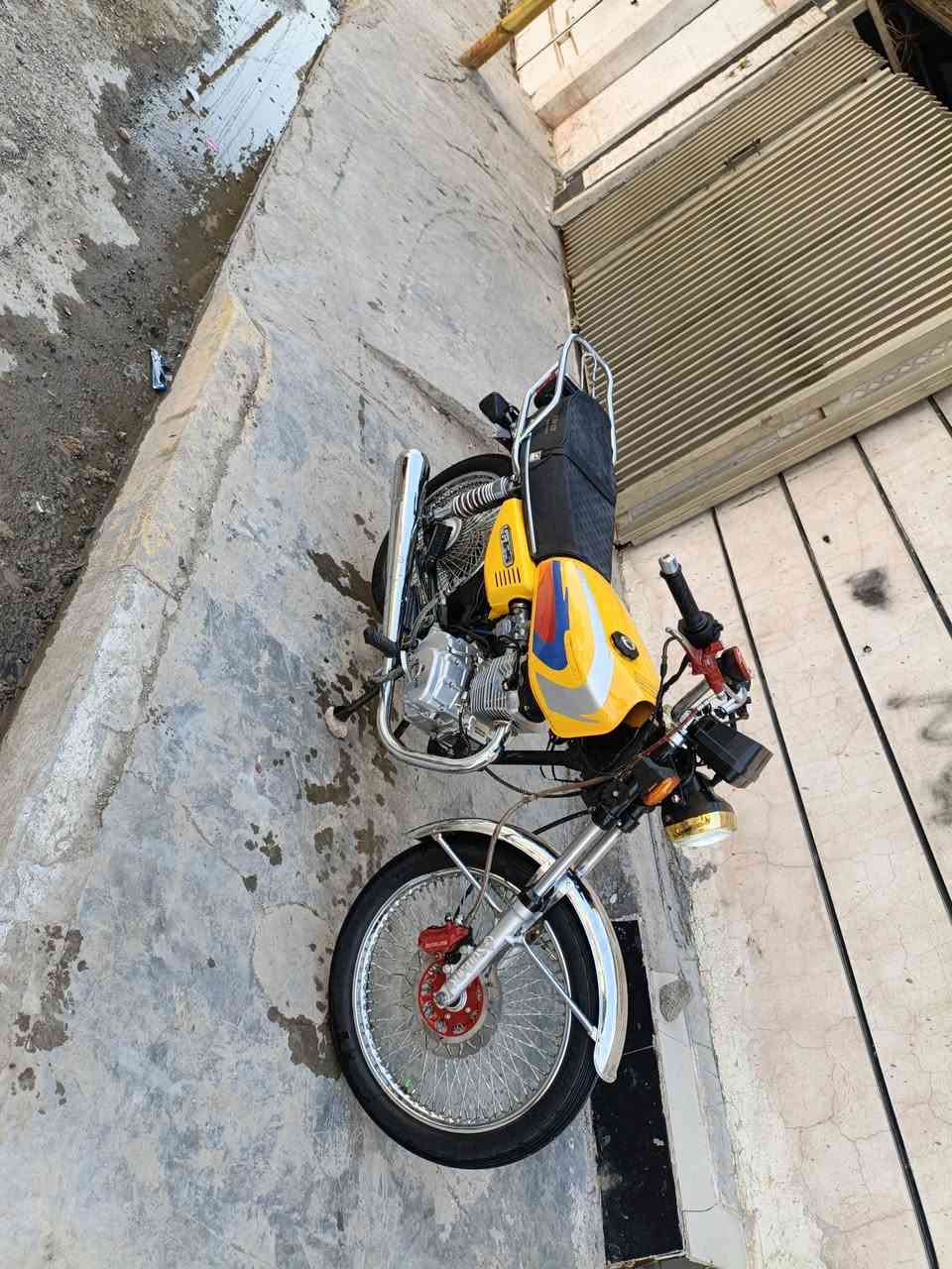 يالله سلام عليكم دراجه 4 كير ايرانيه للبيع موديل 24 أوراق كامله الدراجه مابيها اي نقص كهربائيات كلها شغاله المكينه امبدل بيها فقط بوشه وبستم قبل شهرين لا دخانه ولا تنقيص السعر 500 وبيها مجال بسيط كلش عنوان بغداد حي البتول ***********
