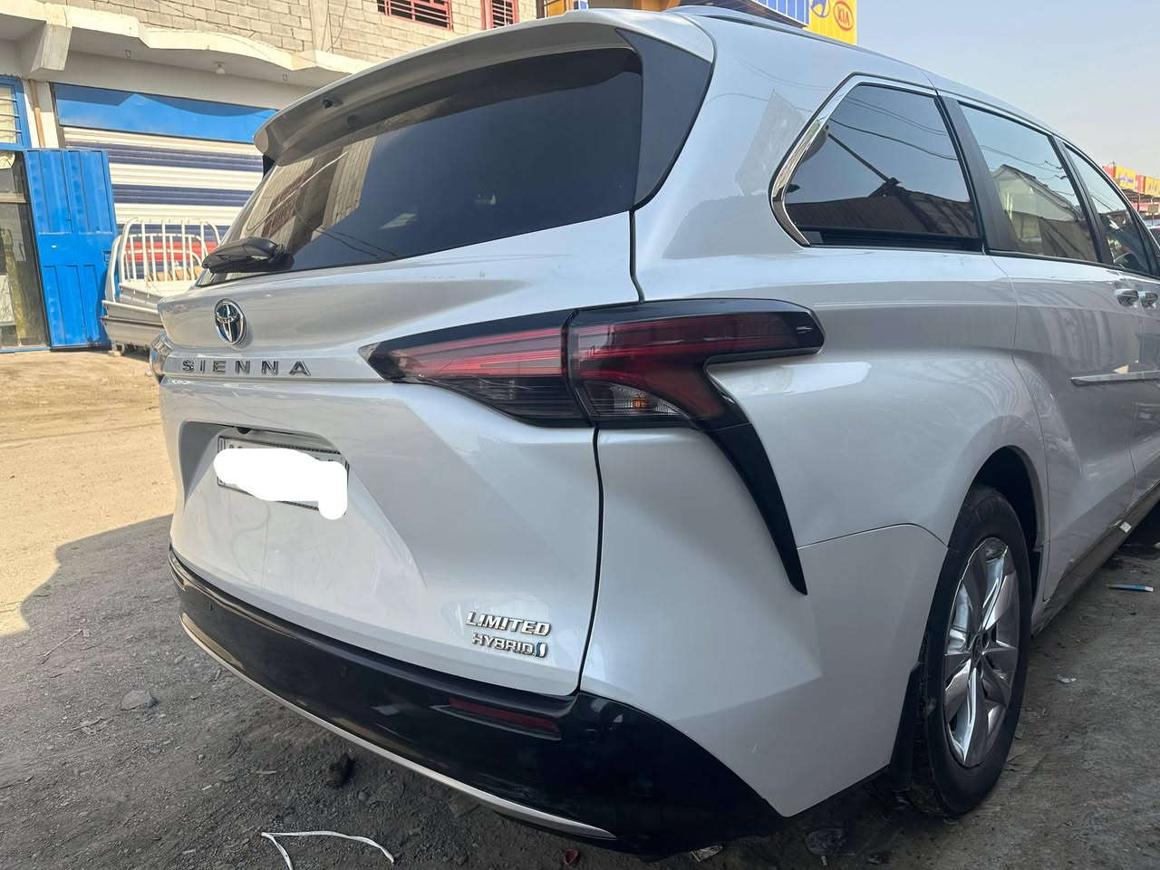 السلام عليكم سينا هايبرد 2023 لمتد
فول مواصفات رقم بغداد حادث تبديل صندوق فقط بدون ايربكات كما موضح بالصور 
رقم صاحب السياره ***********
السعر   320ورقة ماتلكه بهيج سعر وحادث مواصفات تحكم ستيرن كهرباء ماشيه 65الف ميل مكانها ديالى 
جنطه وأبواب كهربائيه شفط 
سلايت روف 
 الكشانه تبريد تدفئه + وضعيتان خزن للسائق
 بثلاث وضعيات قياده 
 المقاعد الخلفيه vip شوفهن بلصور 
شاشه كبيره بنضام ملاحه 
تشغيل عن بعد 
دخول ذكي
