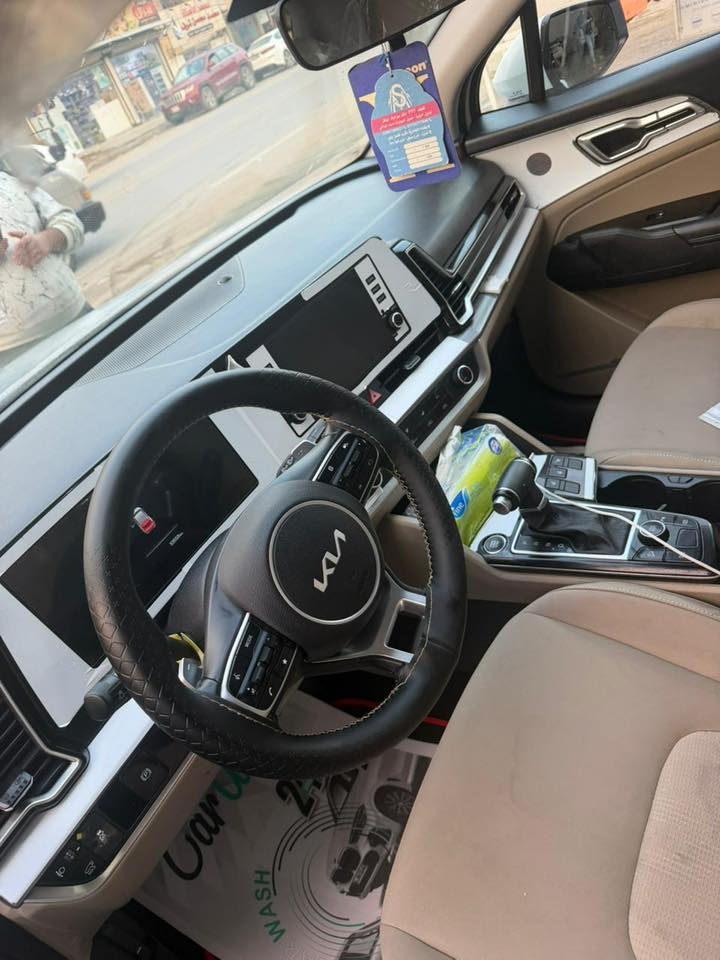 السلام عليكم كيا سبورتج للبيع رقم بغداد فول عدا البانوراما بيها شحط صغير في الباب الخلفي مشايه 39 الف السيارة كلش جديدة للبيع فقط ***********السعر 23
