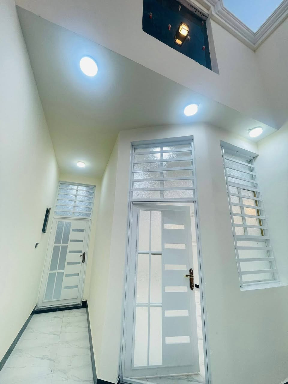 سلام عليكم بيت ١٠٠ متر للبيع
يتكون من غرفه نوم ١
صاله واستقبال ومطبخ وصحيات داخل وخارج.
بناء طابوك جمهوري اساس وسكف صب
البيت كامل مفتاح
عنوانه
حي ميسان شارع 60 قرب سكله الكرعاري
السعر ٤٤
الاستفسار
*********** واتساب
