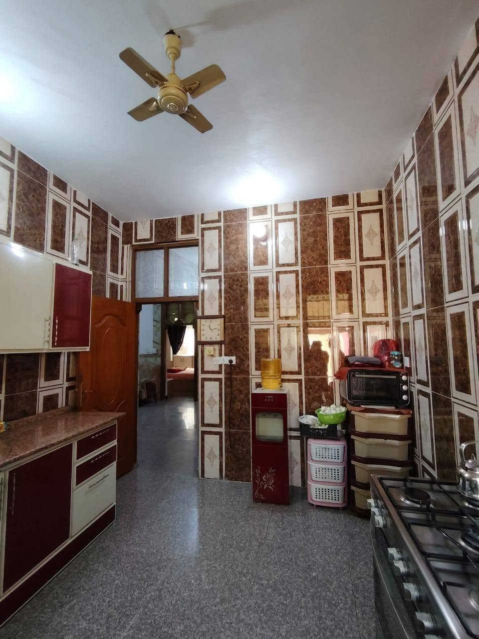 السلام عليكم بيت للبيع طابو زراعي سند 25المساحه 200م طابق واحد يتكون من كراج سيارة +حديقه صغيره غرف نوم عدد2+مطبخ +كلدور وصاله +مجمع صحيات داخلي وخارجي العنوان نادر الثانيه الشارع الخدمي فرع الجوادين للتواصل ***********
