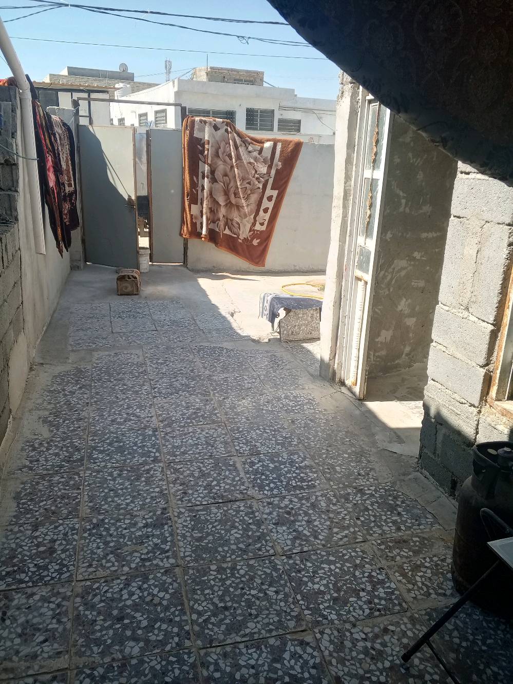 السلام عليكم دار للبيع مساحه 85 متر بناء كامل السقف سندويج طابو زراعي سند 25 العنوان نجف الاشرف شارع الحولي مطار خلف مدرسه در النجف 
رقم الهاتف ***********
السعر 12