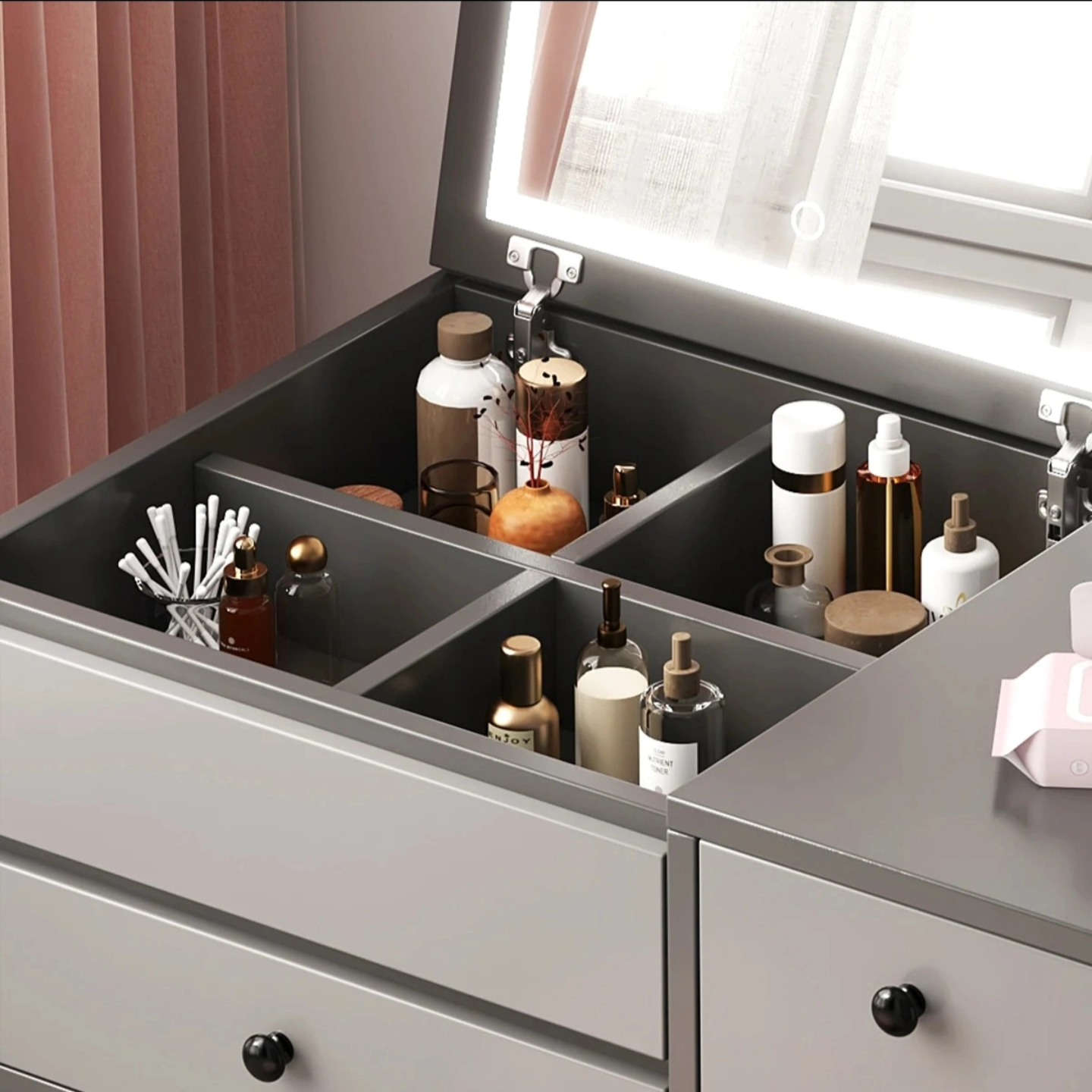 طاولة مكياج (تسريحة) بتصميم عصري تحتوي على مرآة مخفية قابلة للطي مع إضاءة LED مدمجة، وتتميز بوجود مساحات تخزين مقسمة ومفتوحة تحت المرآة، بالإضافة إلى أدراج سفلية للتنظيم.
القياسات
الطول :60
العرض : 40
الارتفاع :38
السعر : 60،000 الف


**إذا كنت صاحب هذا الإعلان وتريد حذفه لأي سبب، رجاءا أرسل رسالة إلى الدعم الفني**