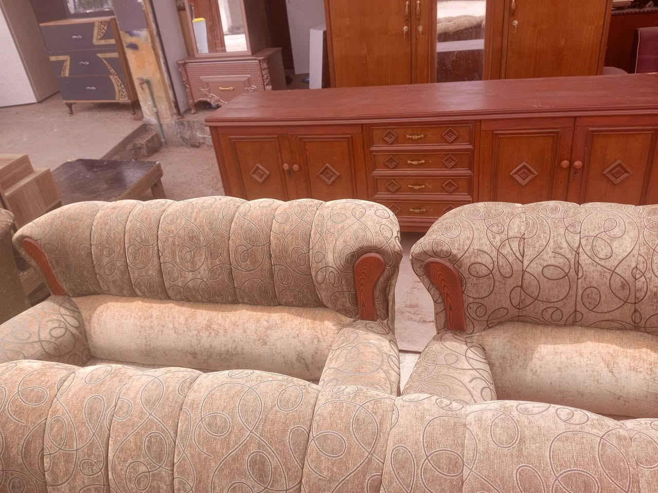 تخم اي نقص مابي كله كامل وسعر مناسب  العنوان شفته شارع المفوضيه قرب مولد نصوري ***********

