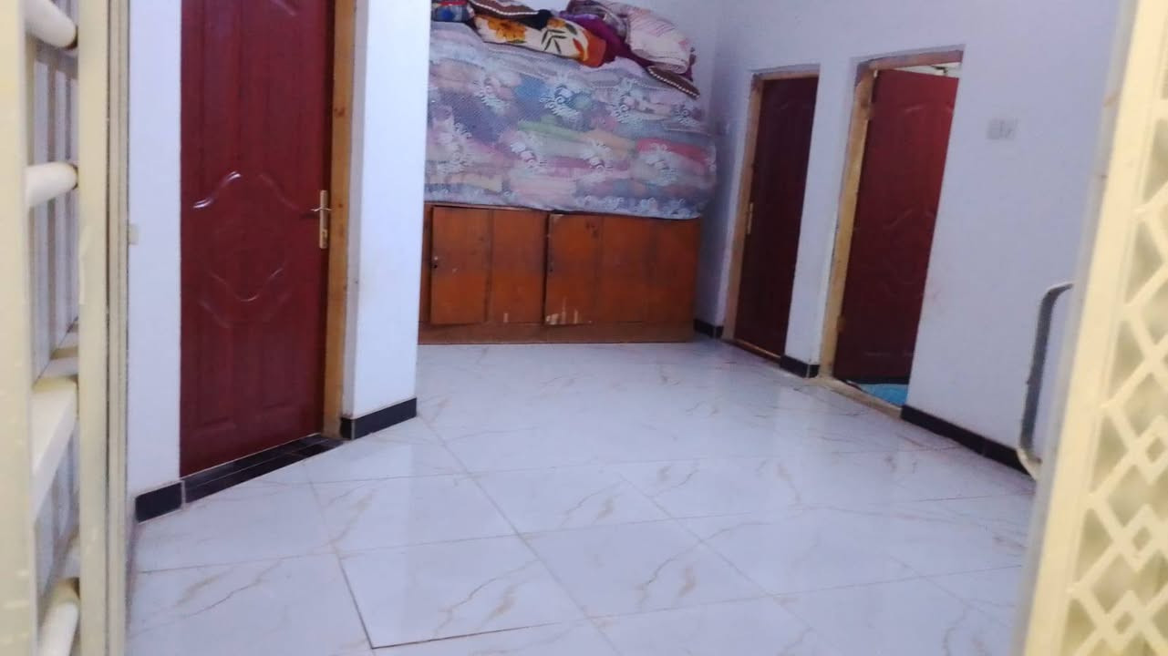 بيت زراعي بل مهيديه قرب مدرسه كرفانات  مساحه بيت 110 ماي مجاري كهرباء ريسي بنيان بلوك صب كونكريت كاع وسكف 
بي غرفه وصاله حمام داخلي وخارجي ديوانيه ..مطبخ  عوزه سراميك مطبخ بس باقي كامل. ***********
