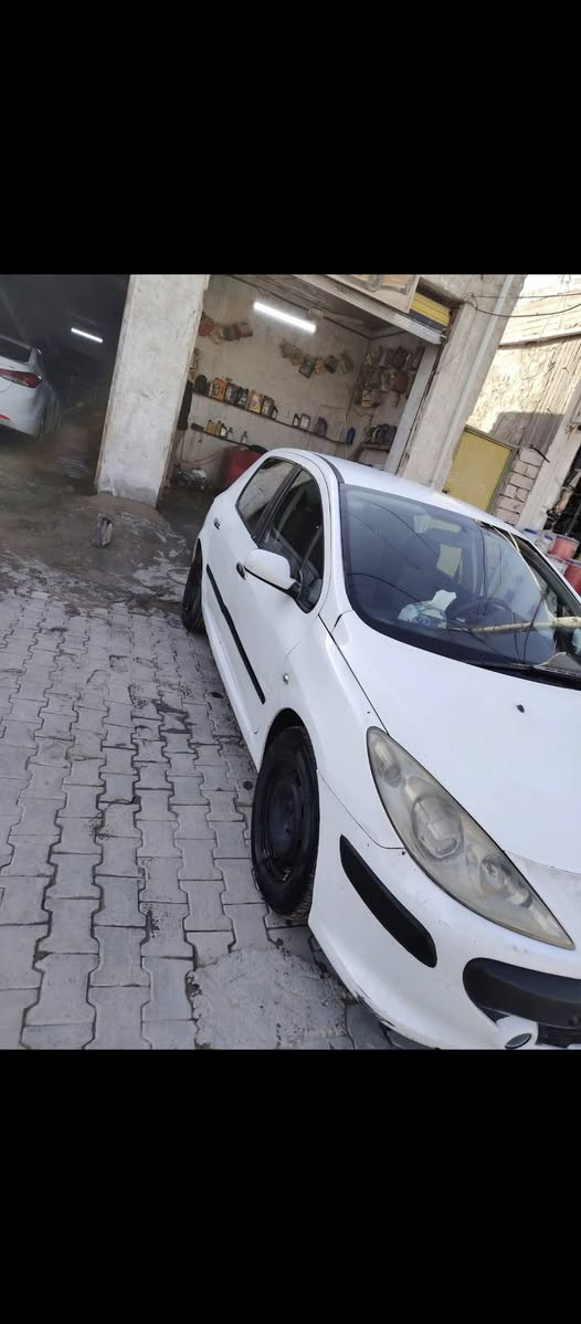 السلام عليكم سياره بيجو فرنسي 307 موديل 2006 رقم بابل باسمي سياره جديده كيرها كام وبدلته ورا شهر من بدلته ضرب عندي هاف  طفيتها وشغلتها وكام يمشي طبيعي. وراها تركت السياره بعد ماطلعت بيها ما اعرف شنو خلل الكير دهن او حساسات او شده مو صحيح ما اعرف ابيع كير كايم والله شاهد الكير مبدله قبل شهر ونص  مكينه جديده تبريد شغال  حداديه اماميه خلفيه منظومه غاز تفويله تمشيك ٥٠٠ كيلو  تعال شوف السياره وقيمها بليرضي الله .. الاستفسار أكثر الاتصال على الرقم ***********. ماشيه سياره
