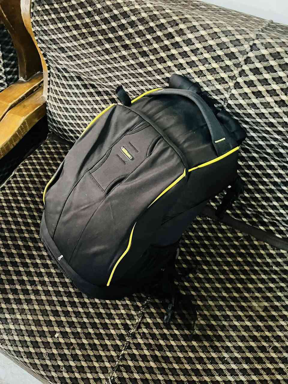 📸 للبيع: عدة تصوير فوتوغرافي وفيديو احترافية متكاملة (باكيج كامل)
للبيع مجموعة تصوير احترافية (بكج واحد)، الأغراض مستعملة ونظيفة جداً وبحالة ممتازة، مثالية لصناع المحتوى والمصورين.
محتويات المجموعة:
1. كاميرا (Canon EOS 750D):
• نظافة عالية جداً.
• شاشة لمس متحركة، تدعم (Wi-Fi) لنقل الصور والمقاطع مباشرة للموبايل.
2. عدسة شاملة (Tamron 28-300mm Macro):
• عدسة جوكر تغنيك عن كل العدسات، تصلح للتقريب (Zoom) العالي وللتصوير القريب (Macro) بدقة خرافية.
3. مانع اهتزاز (Gimbal) نوع (Zhiyun Weebill S):
• العملاق الصغير لتصوير الفيديو السينمائي بدون أي اهتزاز، مع كامل ملحقات الموازنة.
4. قبضة بطارية (Battery Grip) أصلية من Canon:
• لإعطاء مظهر احترافي للكاميرا ومضاعفة وقت التصوير (تشيل بطاريتين).
5. حقيبة ظهر (Backpack) احترافية:
• مبطنة ومخصصة لحماية الكاميرا والعدسة والمانع مع تقسيمات داخلية.
6. ملحقات إضافية مجانية:
• حزام الرقبة الأصلي.
• شاحن وبطارية.
• منفاخ تنظيف احترافي.
• هود (Hood) للعدسة وحماية مطاطية.
💰 السعر: 850 ألف دينار (سعر قفل بدون تفاوض).
📍 العنوان: بغداد - حي الشعب.
📞 للتواصل واتساب أو اتصال: ***********
