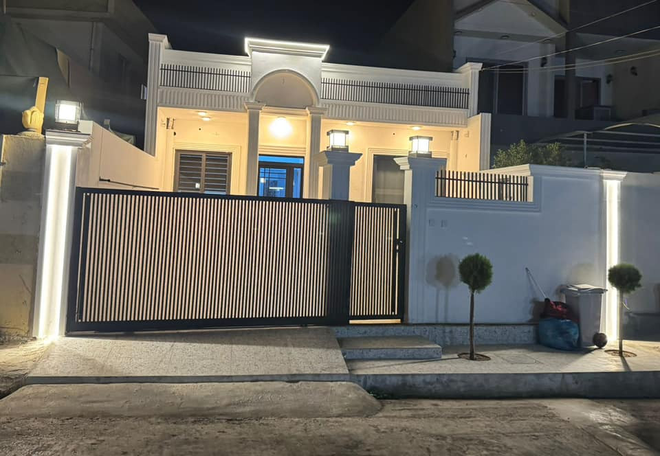 عرض مميز 

200 متر طابق ونص البيت من الداخل ماشاءالله تبارك الرحمن 

كركوك اسكان   شارع 20 شبه تجاري قريب من كل شي مدارس وجوامع والسوك

 صفر حديث نظام دكت سقف مغربي 
غرفتين نوم وهول 2 وصحيات 2 وغرفة فوك 

سعر 180 وبي مجال

للاستفسار ***********  او *********** او زيارة المكتب ارو
