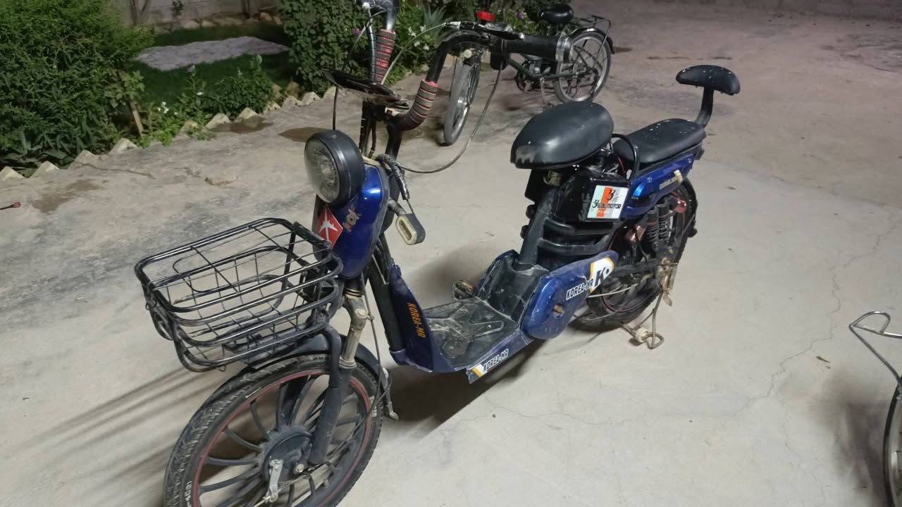 سلام عليكم دراجة شحن للبيع نضيفه نقص بطاريات وسكليتر والباقي كلة شغال اشاير بريك امامي فقط الخلفي يحتاجلة ضبه برغي كلشي شغال الله شاهد ستانه مالته بيهه تواير سعر 40 الف قفل للتواصل ***********
