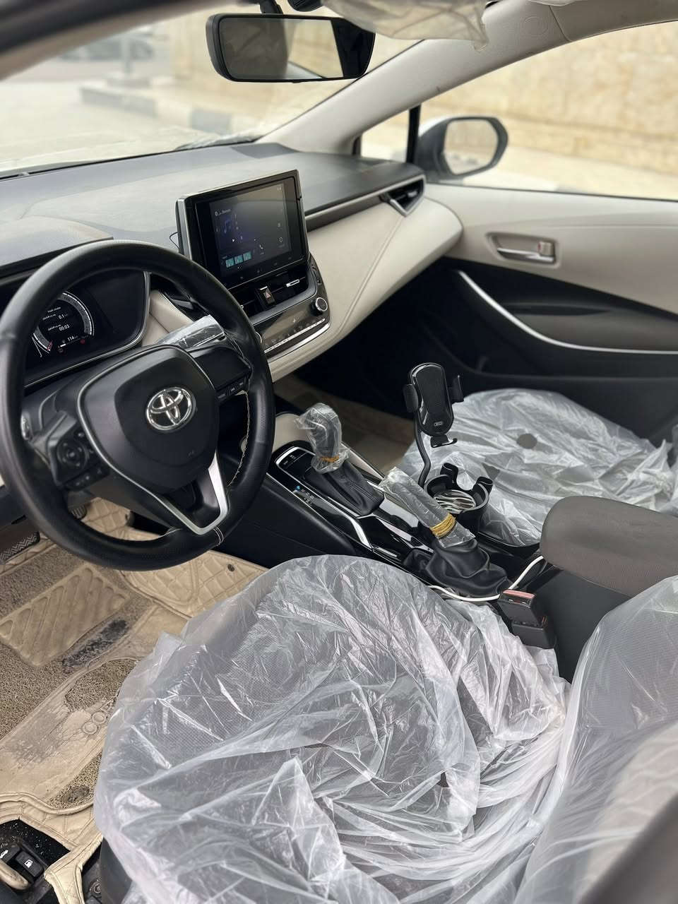 السلام عليكم 
كورلا 2023 ساز خليجي للبيع او المراوس
السيارة فول مواصفات بصمة وفتحة وقطعتين تبريد ومري شفط السيارة محرك 1800 السيارة جديدة كلش 
رقم سليمانية تحويل مباشر السيارة بيها جاملغ امامي ايسر وبنيد مبدلات من شركة تويوتا فقط السعر 167 وبيها مجال شي بسيط جداً 
مكان السيارة البياع حي المواصلات 
تلفون ***********
