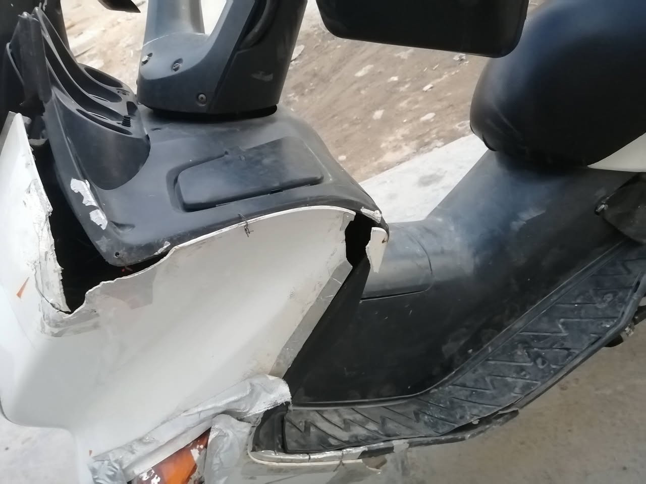 السلام عليكم شباب من رخصة الادمن المحترم دراجة فورزه ٠٦ كلشي شغال بيها بس يحتاجلها اتفيلس بسيط وتنظيف كابريتر والكفر بي ثلم ازغير موضح بل صور مكان بغداد الكرخ الدراجة نكره بكل وقت ٤٥٠ وبيها مجال ***********
