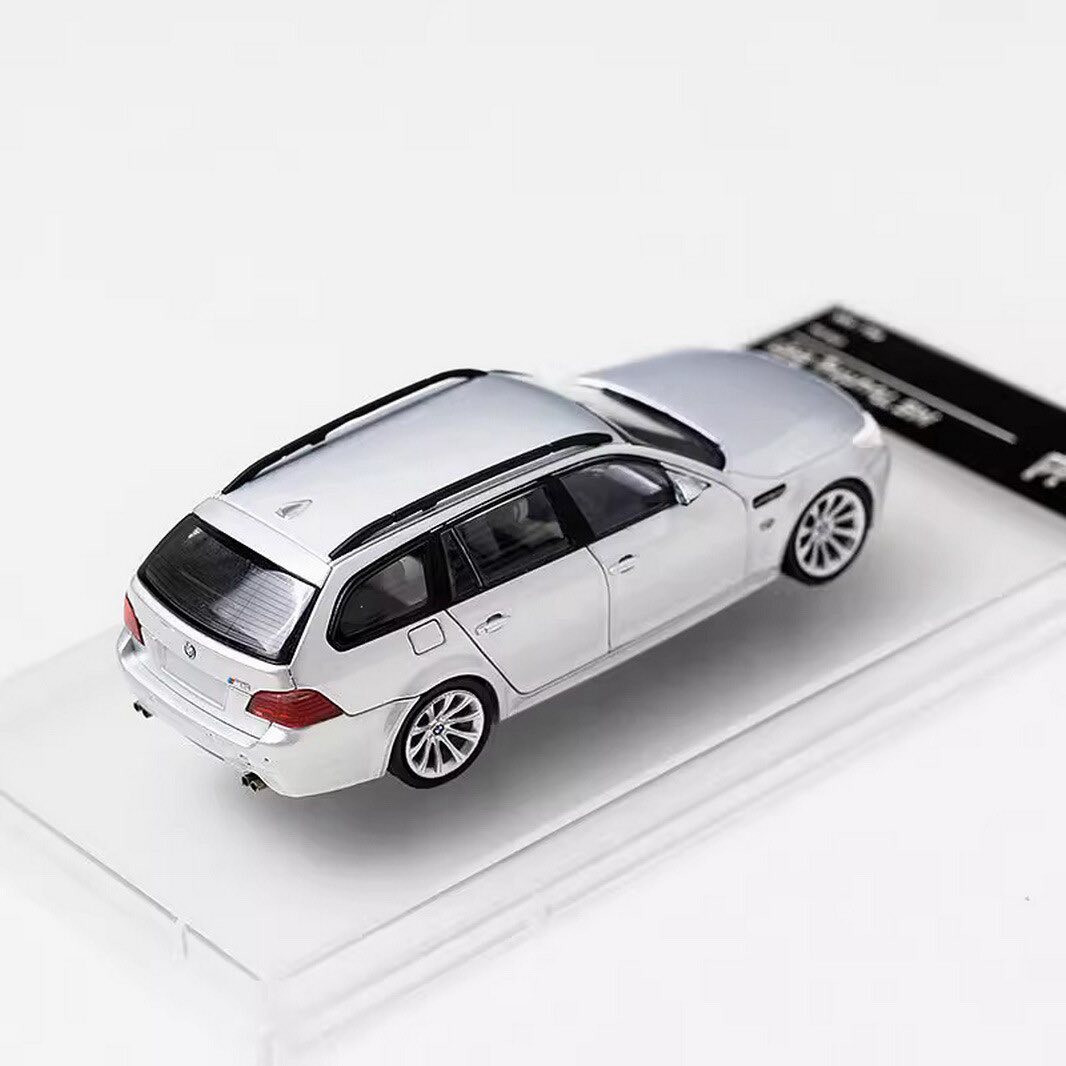 BMW M5 Touring (E61) 

• القياس: 1:64
• اللون: أبيض
السعر: 30,000
قطعة مميزة لهواة جمع موديلات BMW والسيارات الكلاسيكية 

Instagram: 

https://www.instagram.com/becks_2025?igsh=bnFkdDZhcXFpZXdk&utm_source=qr

#للبيع #دايكاست #سيارات_مصغرة #هواة_التجميع #موديلات_سيارات #كيوشو #بي_ام_دبليو #BMW #Kyosho #BMWM5 #M5Touring #E61 #Diecast #DiecastCollection #ModelCar #MiniatureCar #Scale164 #CarCollector #BMWCollector #Collectibles #DiecastForSale #ScaleModel


**إذا كنت صاحب هذا الإعلان وتريد حذفه لأي سبب، رجاءا أرسل رسالة إلى الدعم الفني**
