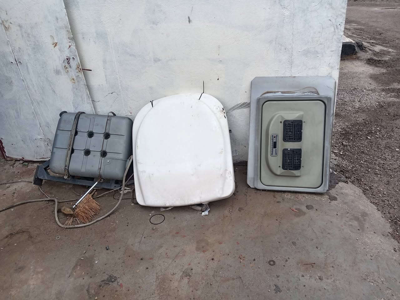 سلام عليكم برده للبيع اشترينا سياره واحنا دبيناها هي ودبتها ويراتو كلها ***********
