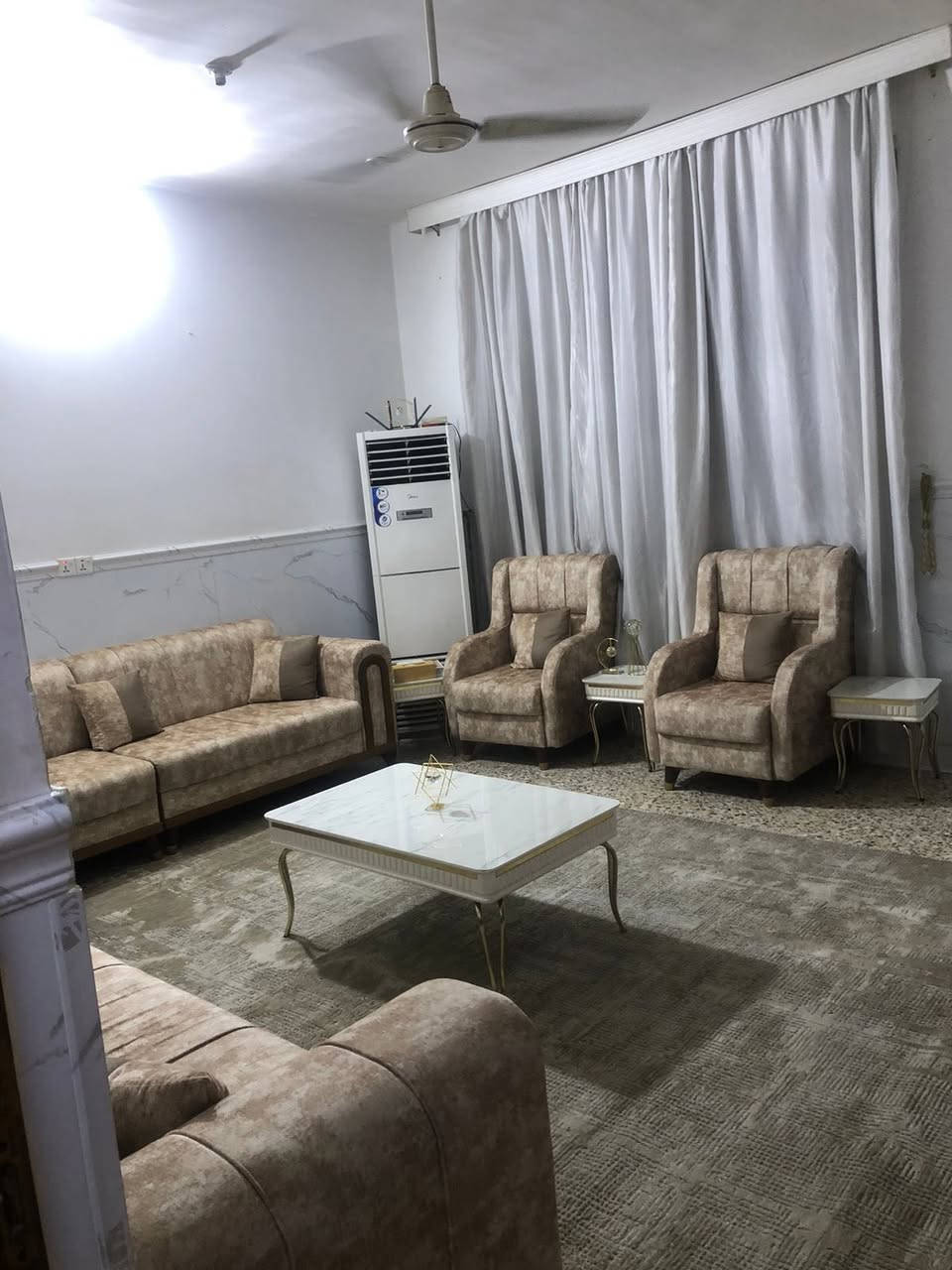 مشتمل للبيع 100 متر مربعة 10 * 10

 بناء جديد ارضية كاشي و الطابق الثاني بورسلين + حزام بورسلين 

يحتوي على 4 غرف نوم  + مطبخ  + استقبال + صالة + حمامات عدد 2 

مجاور ابو طيبة المضمد قرب الشارع العام 

الاستفسار مراسلة الصفحه او واتساب 
***********
***********
