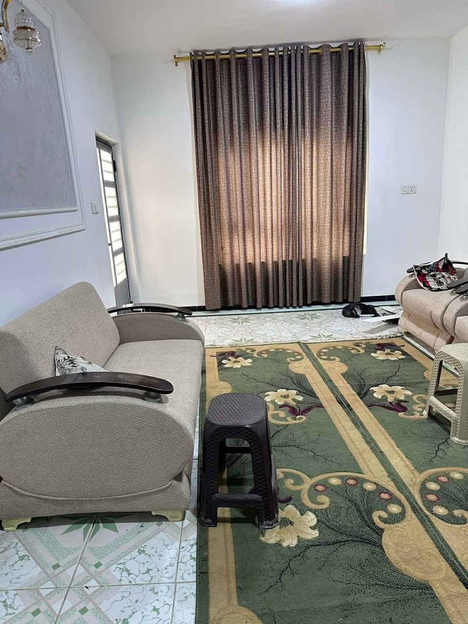 السلام عليكم
بيت للبيع:

الموقع/ العروبة الثالثة / قرب جامع العسكريين

المساحة/ 200متر كابو صرف... للبيع

ركن

يحتوي على:

الطابق الارضي:

غرفة عدد2

 استقبال

هول كببر

مطبخ 

صحيات عدد2

الطابق الاول/

غرفة عدد3 

صحيات/1

***********/رقم الهاتف
