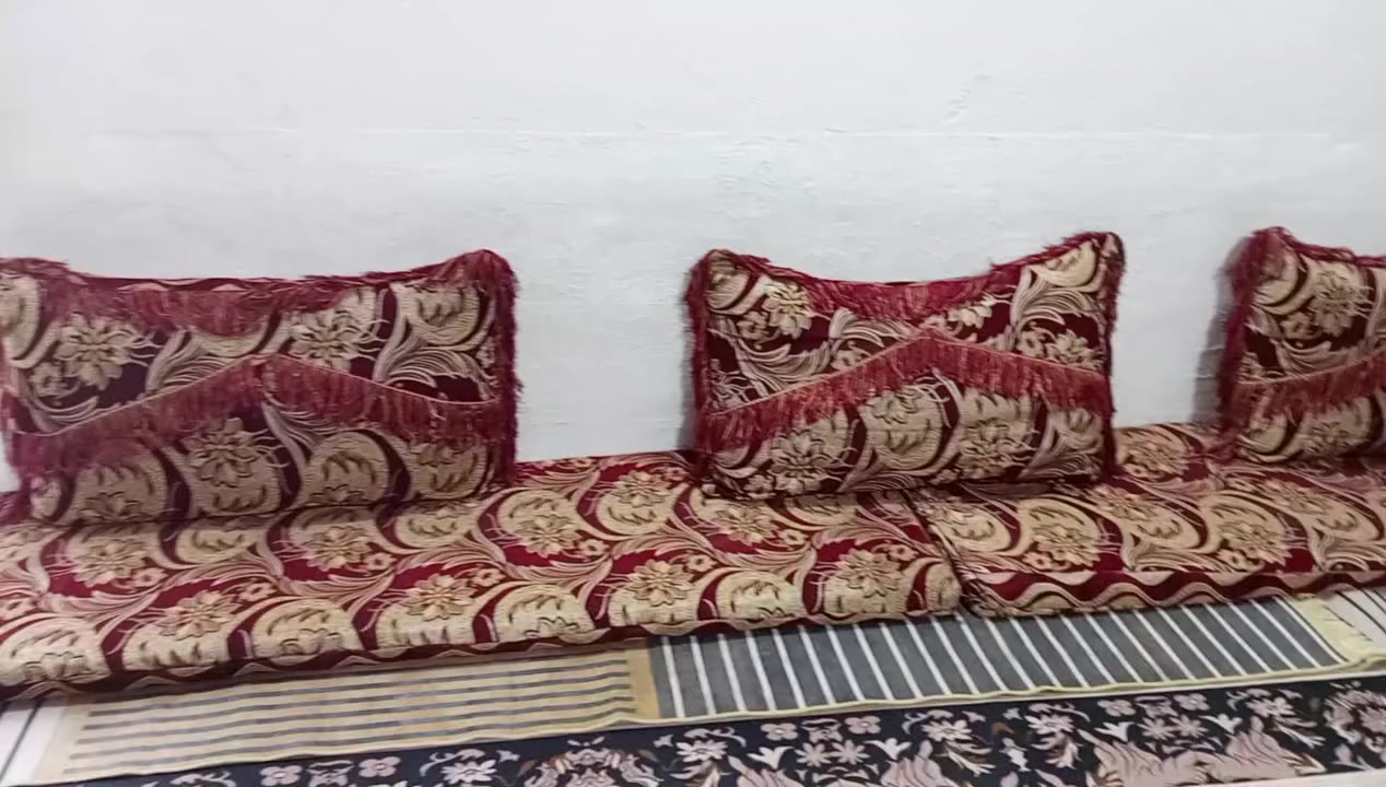 جلسه للبيع. عدد سبعه مندر و11مخده. السعر 100وبيها مجال قليل. الاستفسار الاتصال ؏ الرقم. ***********.
