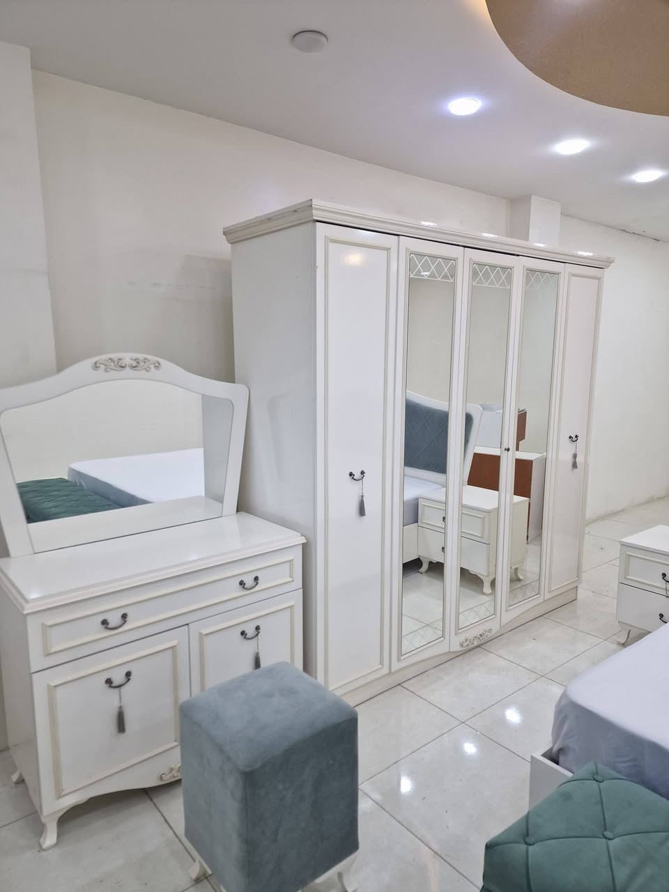 ژووری نوستن مارکەی BELLONA تورکی
زۆر جوان و تازە ماوەتەوە ماڵی دۆستە 
8 پارچەیە 
نرخی 450$ معامەلەی کەم 
سلیمانی /کانی سپیلکە /
***********
گەیاندن هەیە
