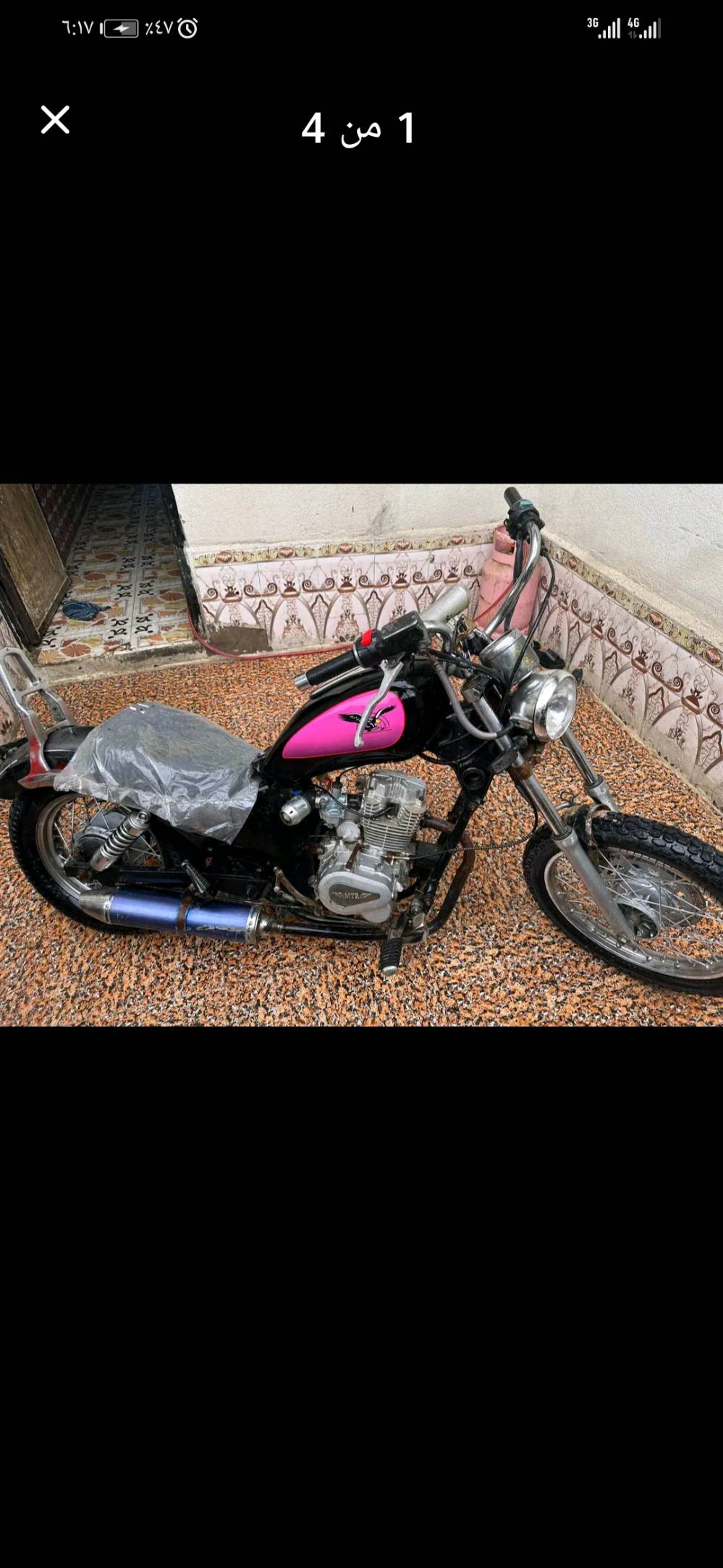 دراجة نارية بحالة جيدة مع تصميم أنيق يجمع بين اللون الأسود والوردي، مريحة للاستخدام داخل المدينة. المحرك قوي ويعمل بكفاءة، مع وجود عائق خلفي للتخزين. الدراجة نظيفة وجاهزة للاستخدام، مما يجعلها خيار مثالي لمن يبحث عن وسيلة نقل اقتصادية وعملية.