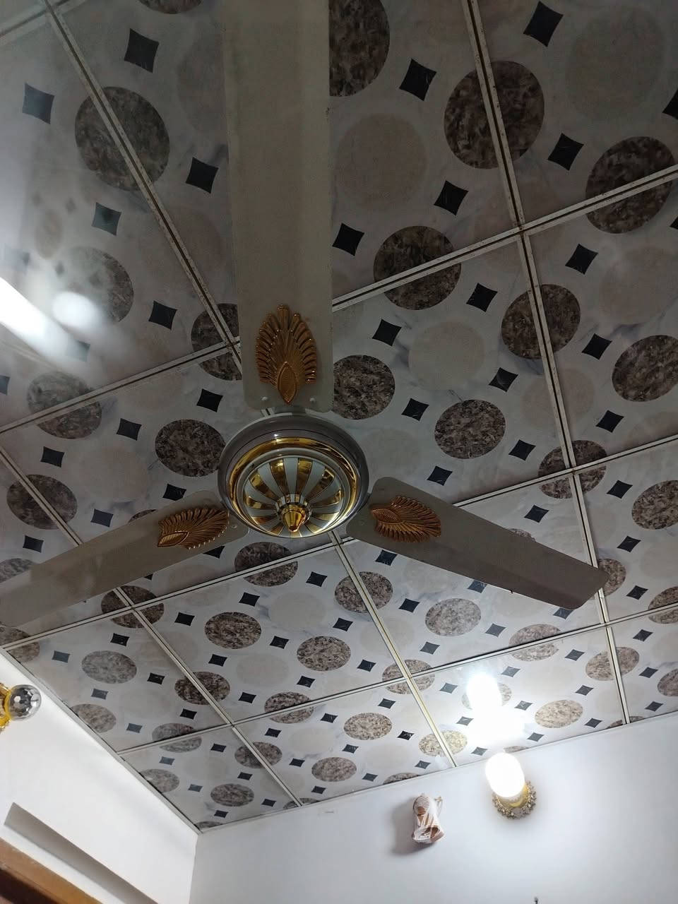 السلام عليكم اغراض للبيع عنوان كربلاء قرب مستشفى الاورام رقم الهاتف *********** ملاحظه شلعه واحده
