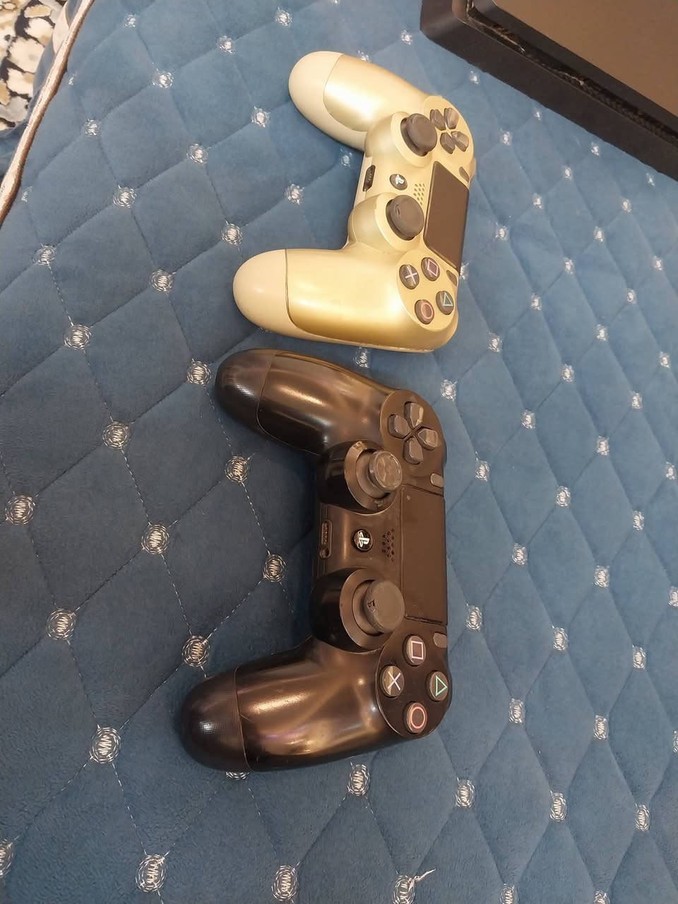 السلام عليكم 
بلي فور 
ملاحضة ما مهكر ابد بلي جديد 
500Gp 
نظافة %95
استخدام شخصي كل شهرين نلعب كيم 
يدات ثنين اصليات مو وحدة وشاحناتهن 
حساب تكدر اسوي بي عندي حساب 
بي 3 العاب وتكدر تحذفهن وتنزل اي لعبة مجانية 
بدون قرص 
بغداد الشعلة 
*********** 
خابرني او راسلني وتدلل 
بي واتساب
