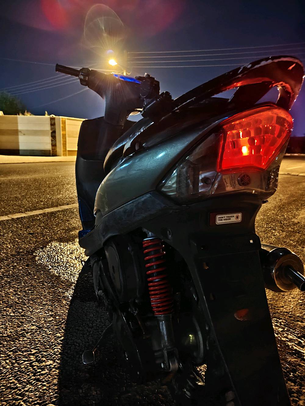 هذا سكوتر ياماها بحالة ممتازة، مثالي للتنقل داخل المدينة ليلاً ونهارًا. تم الاعتناء به بعناية وهو جاهز للاستخدام فورًا.