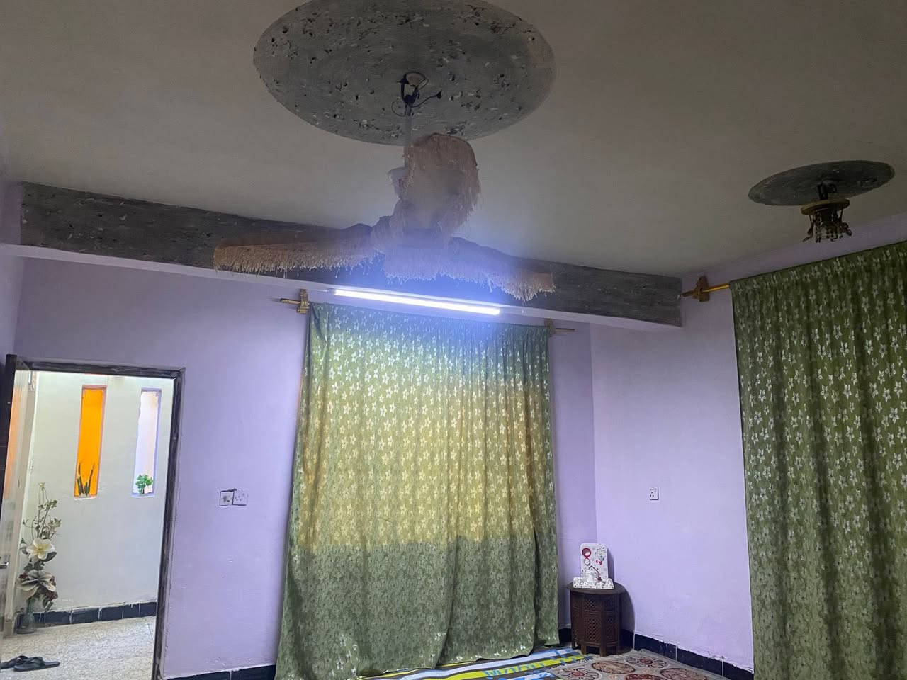 بيت للبيع ٢١٧ متر واجهه ١٠،٨٠ ونزال ٢٠ طابقين ركن كلاسك 
كراج وحديقه مدخلين مطبخ استقبال وهول وحمام وغرفه
طابق ثاني غرفين وصحيات ومطبخ صغير وسطح 
الخدمات ماء مجاري تبليط كهرباء عرض شارع ١٠ متر 
الموقع الغزالية شارع الضغط قرب المستوصف الصحي
للاستفسار 
***********
***********
***********
او زيارة مكتب المشجر للعقار
