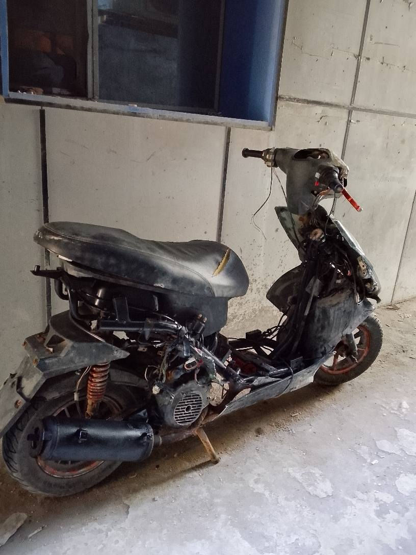 ماكس مضلع صيني
دراجه شغاله وكامله
بس انا ابيع كوم حديد
مجفته مره وحده
للبيع او المراوس
رايدهه ب225 وبيهه مجال
مكاني بصره
*********** البصرة, العراق
