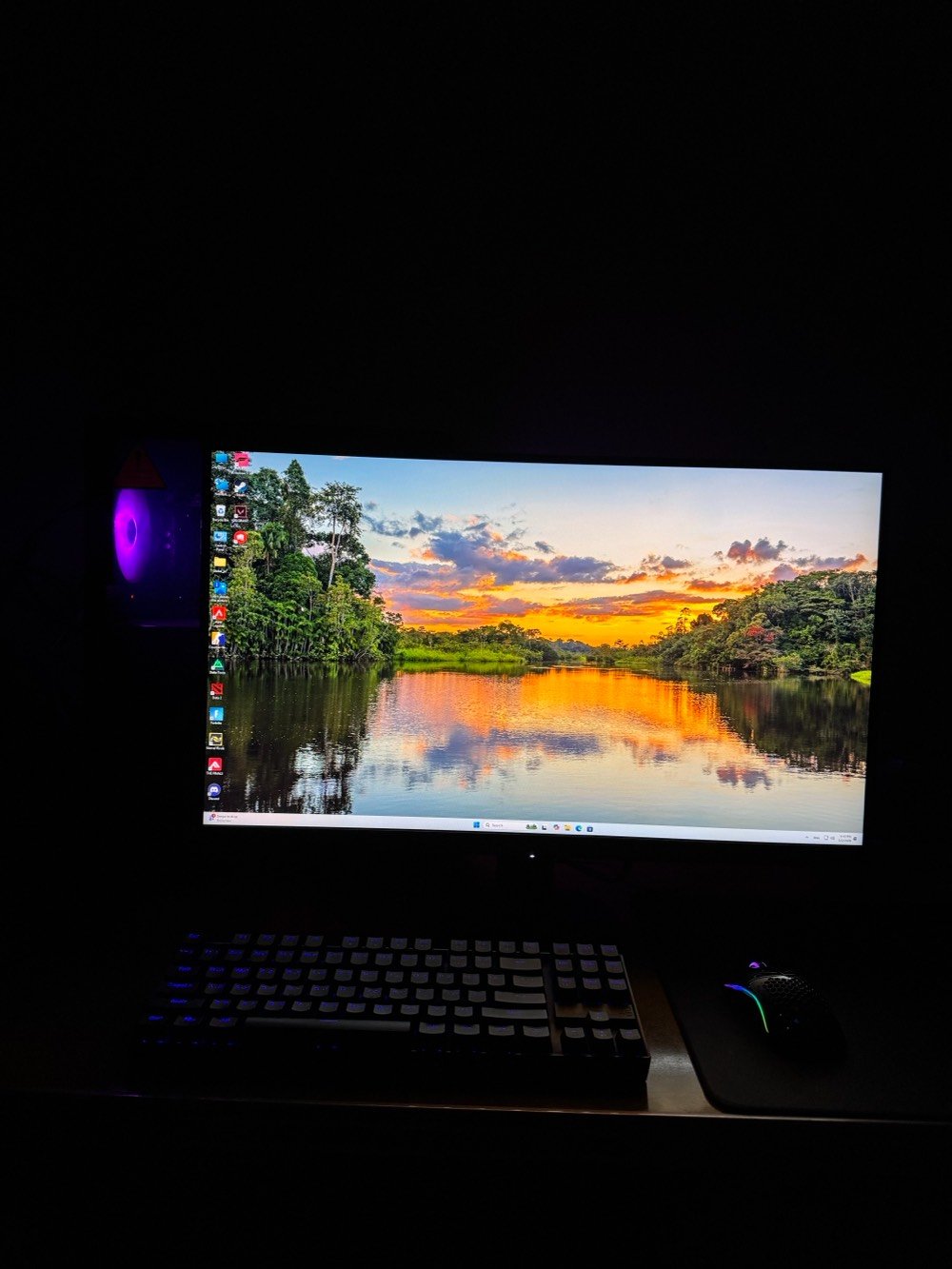 أبيع تجميعة كمبيوتر گيمينگ شغالة ومرتبة، مع كيس زجاجي وإنارة RGB، ومبين عليها كرت GeForce RTX ومبرد مائي، وبيها شاشة ولوحة مفاتيح وماوس. الجهاز شكلُه نظيف ومناسب للألعاب والشغل اليومي، ومفحوص ويشتغل بدون مشاكل ظاهرة. إذا تريد مواصفات دقيقة وصور أكثر للتجميعة أگدر أرسلها.