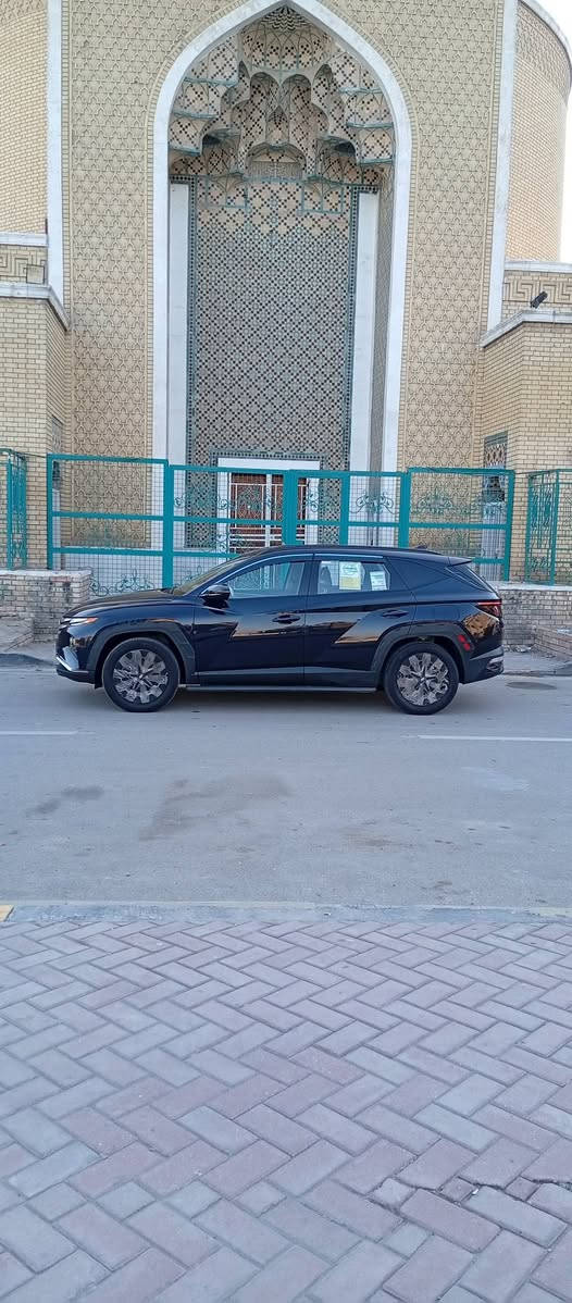 السلام عليكم توسان لون نيلي  موديل 23  وارد امريكي رقم بغداد تحويل مباشر ماشيه 30  فول مواصفات عده فتحه مكينه 2500 مكاني بغداد الاعصميه السعر 197 رقمي ***********
