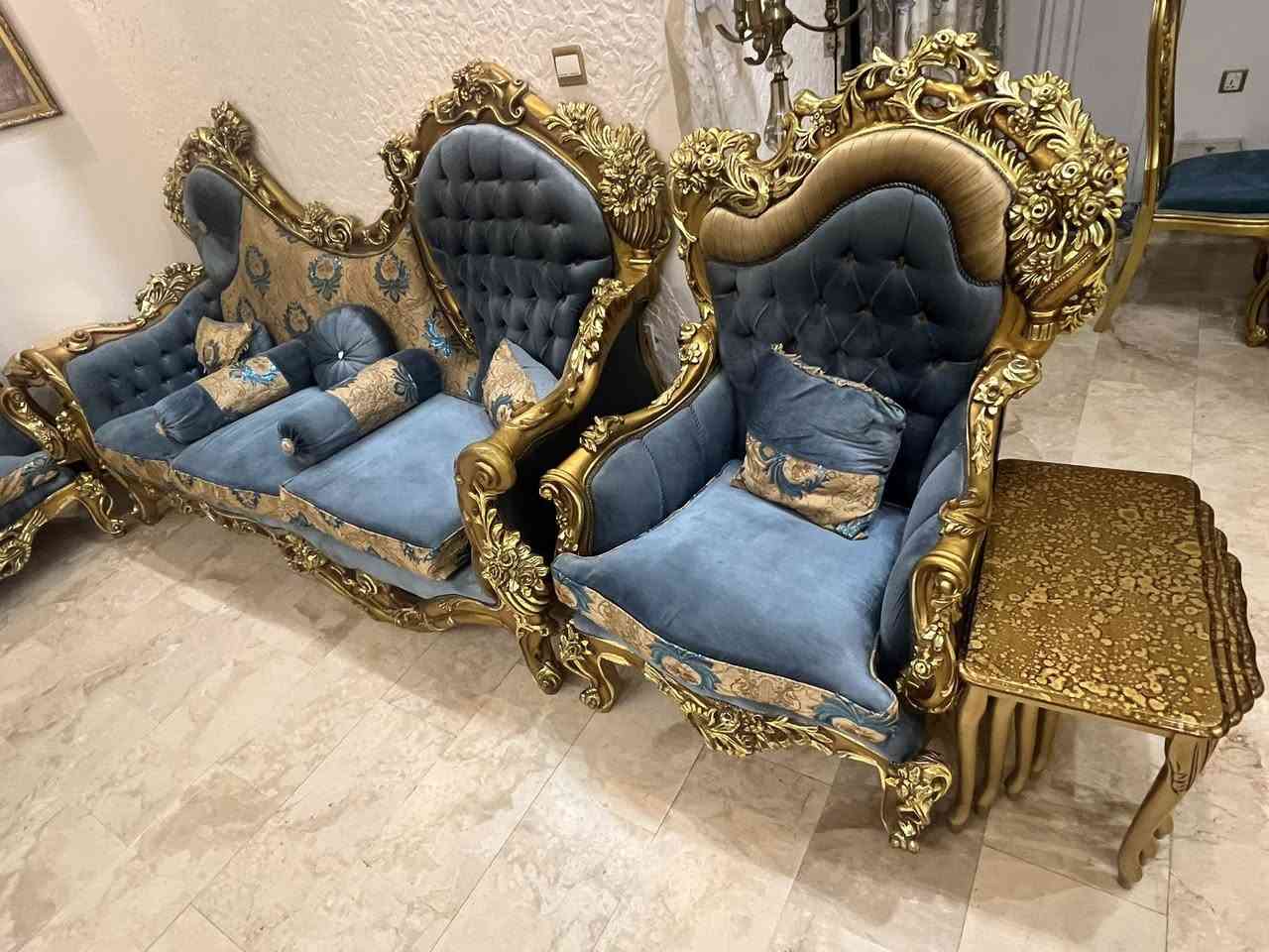 السلام عليكم
تخم قنفات ١٠ مقاعد مصري مَلكي استخدام قليل جدا مع ميز طعام زجاج  ٦ كراسي نفس نقشه التخم كلهن واحد للبيع 
السعر  ع الخاص 
او الاتصال *********** 
مكاني بغداد
