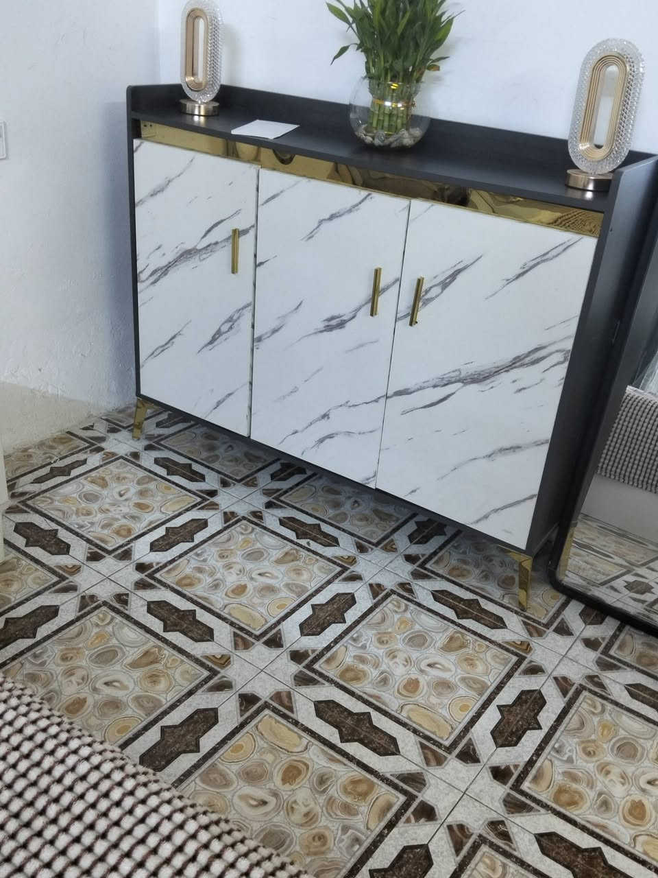 السلام عليكم غرفة نوم للبيع جديدة  سرير مخزن شخط ما بيهة ستعمال شهر واحد جاي ابيعهة لن عندي سفر وعندي كزامة هم جبيرة 3خانات الغرفة 5قطع سعر 550 والكزامة 70الف 
*********** واتساب
